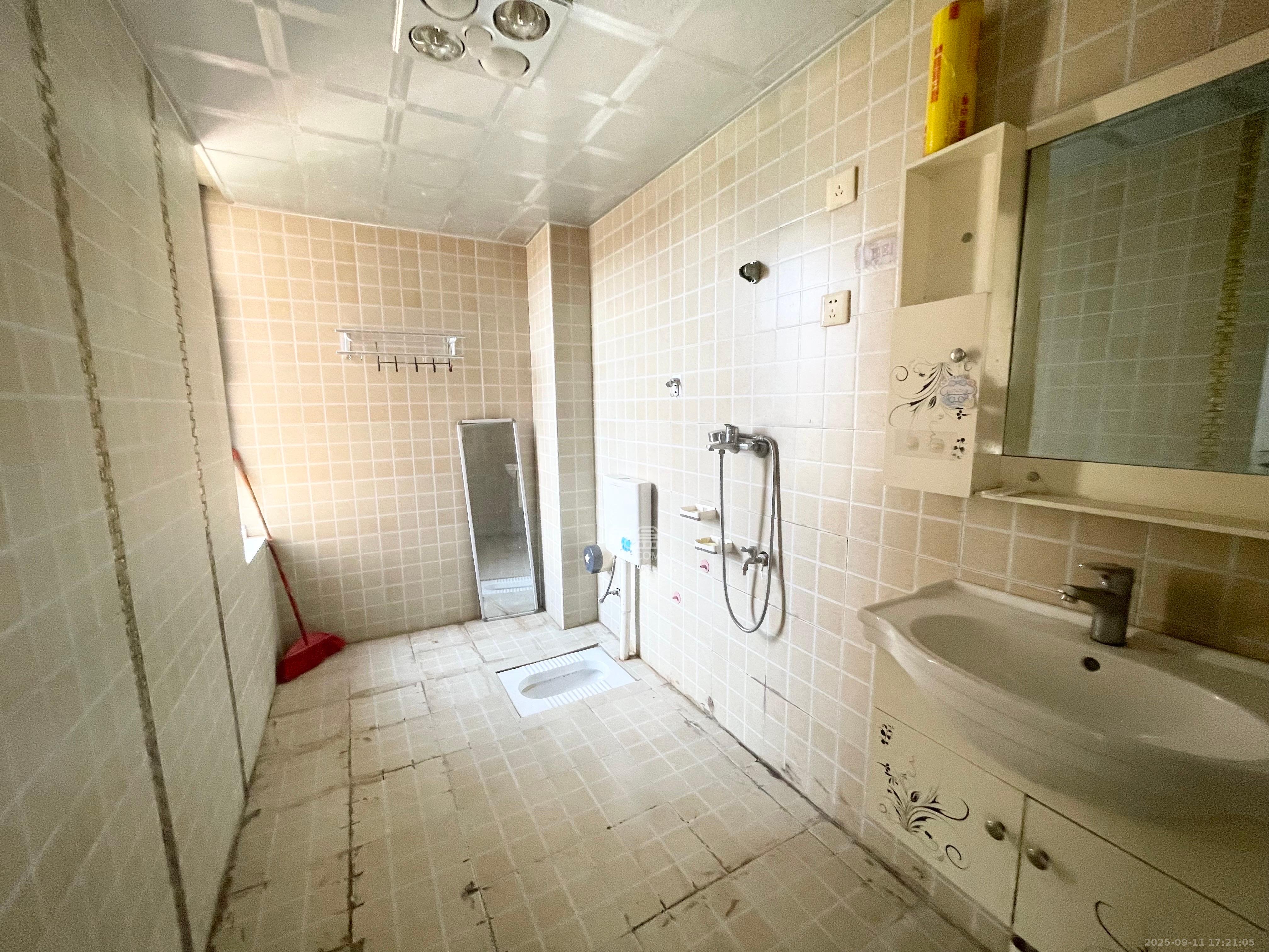 中信凯旋蓝岸（中信新城三期）  3室2厅2卫    2100.0元/月室内图