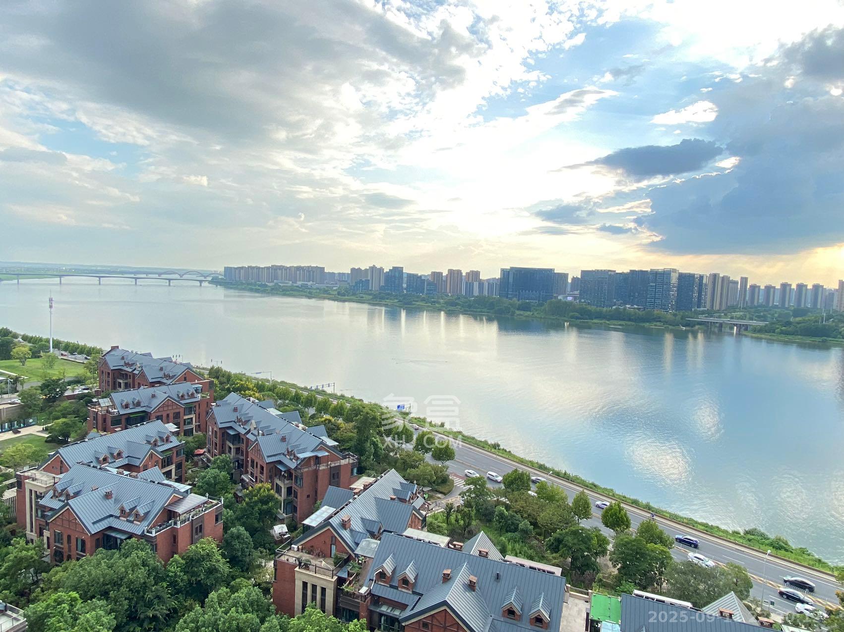 万科紫台  3室2厅2卫    243.0万