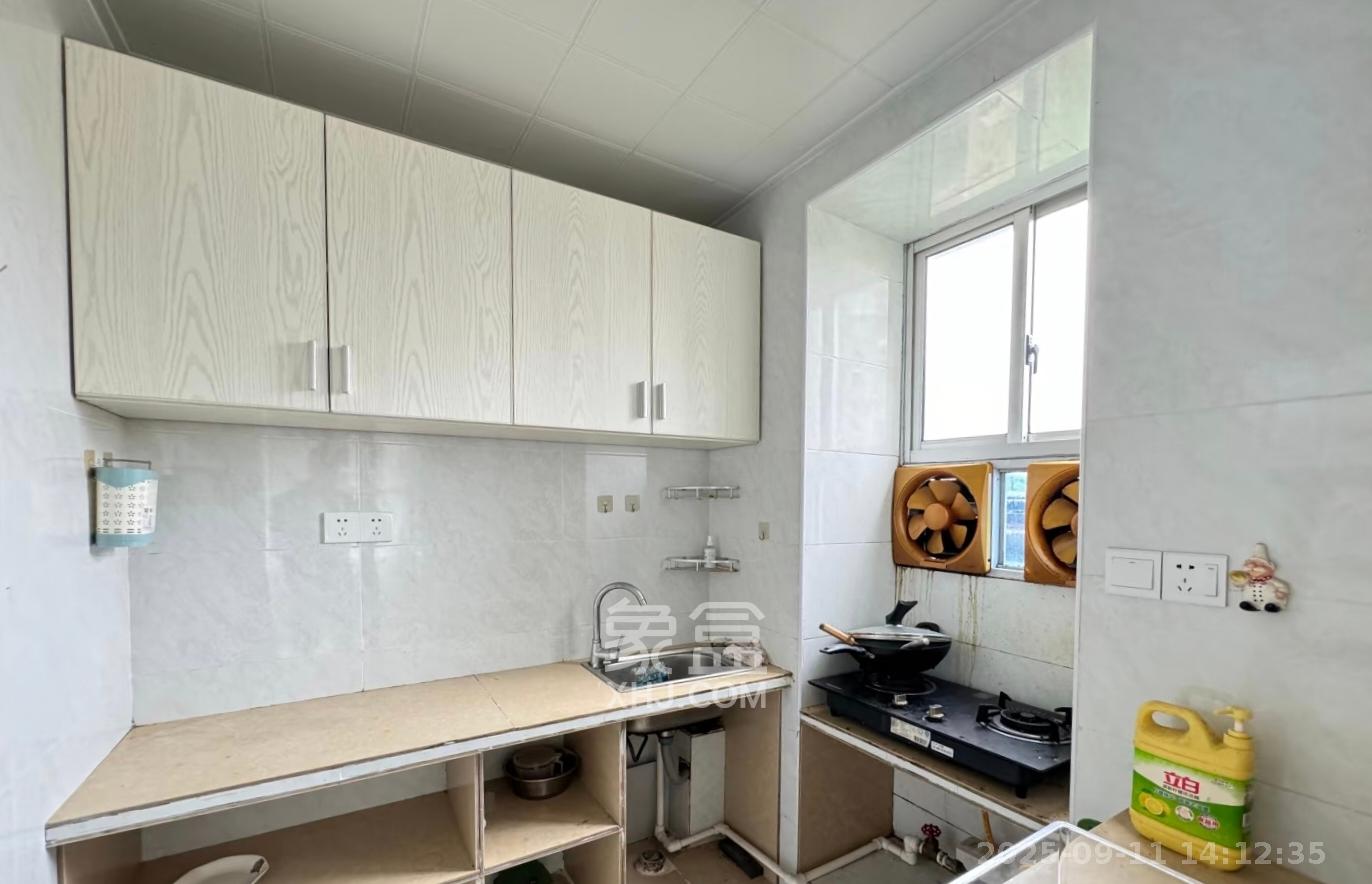 三印宿舍 3室2厅1卫 1350.0元/月 三印宿舍 3室2厅1卫 1350.0元/月室内图