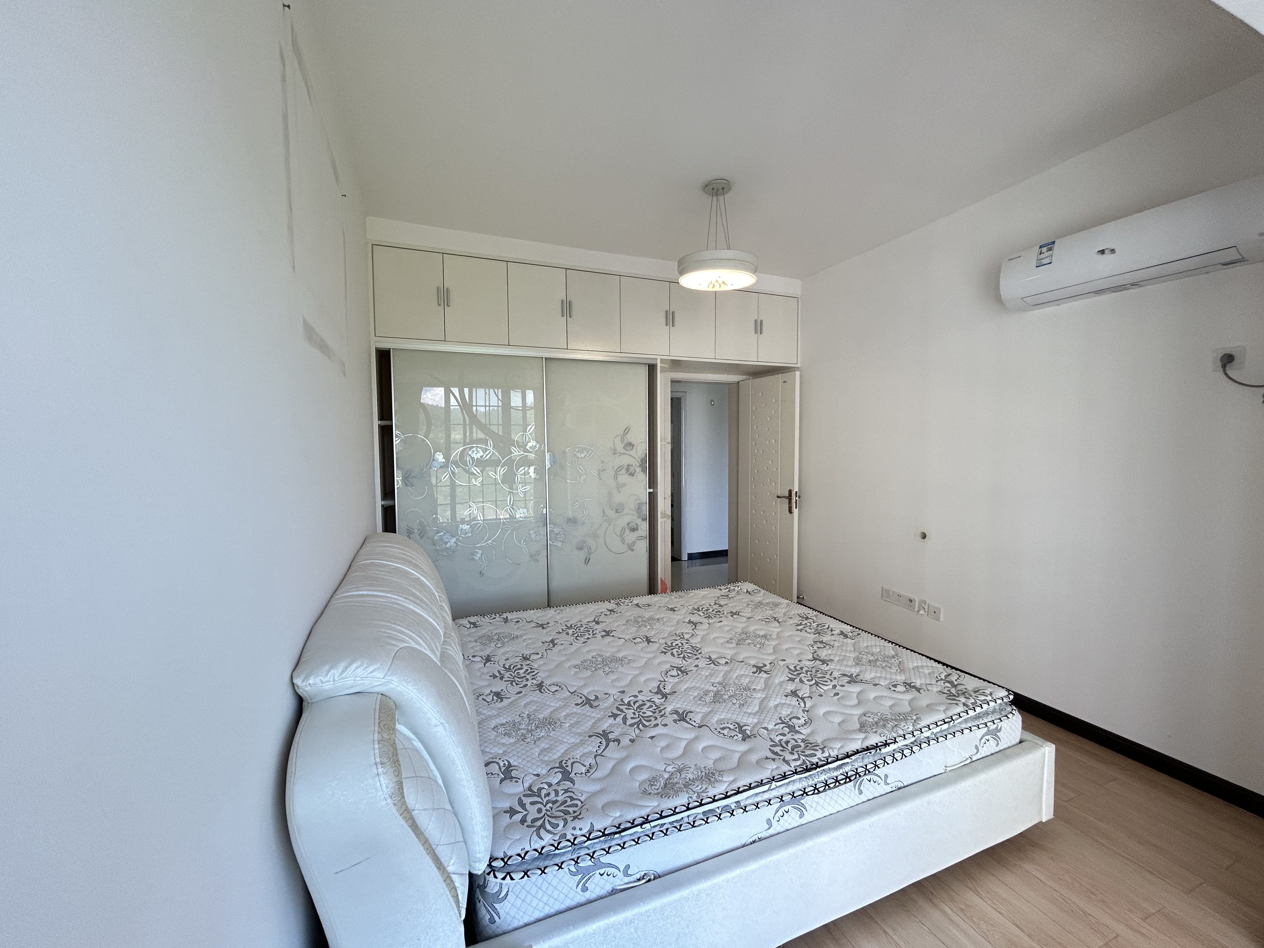 逸臣桃源 2室2厅1卫 1300.0元/月 逸臣桃源 2室2厅1卫 1300.0元/月室内图