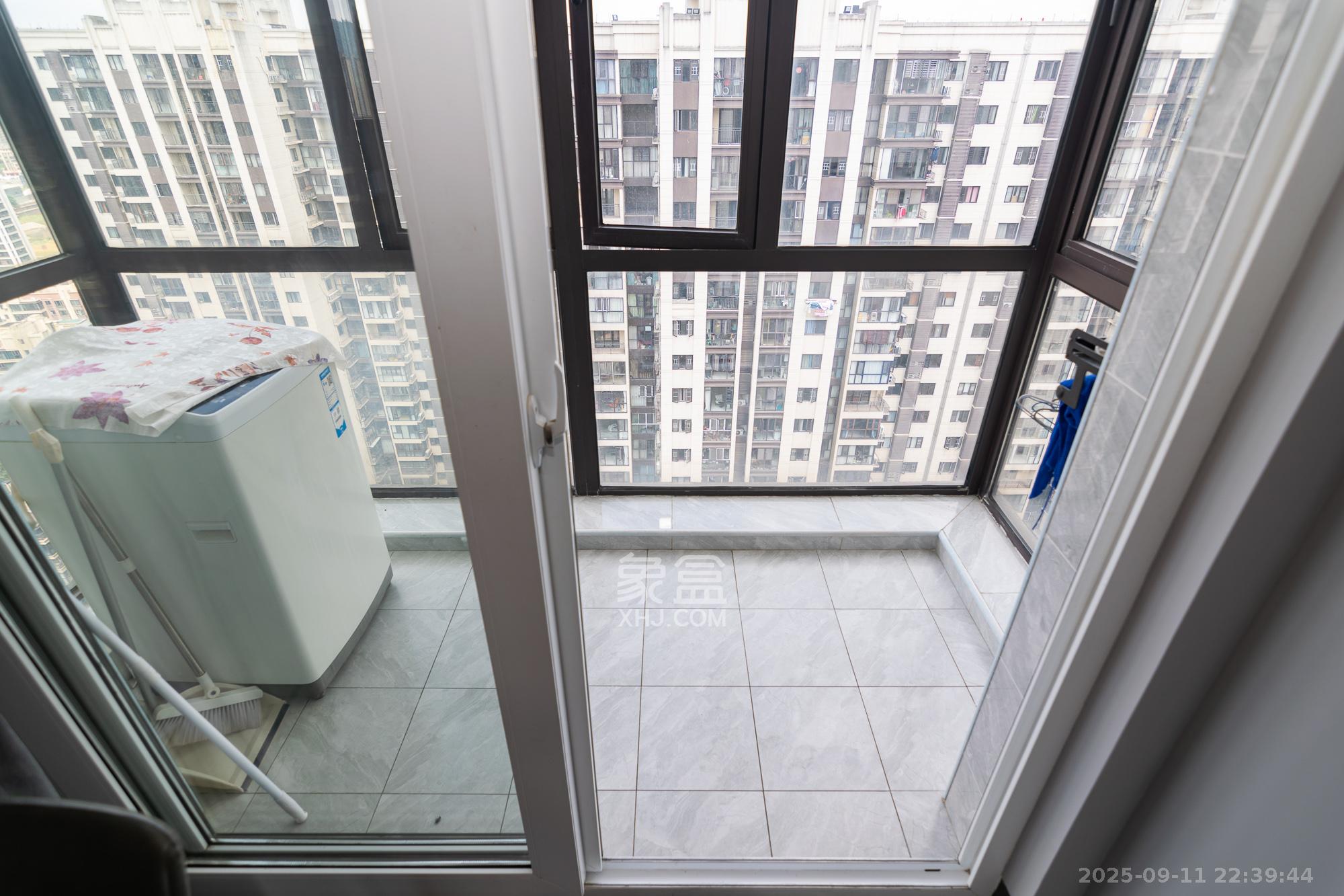 新华联梦想城  4室2厅2卫    98.0万 新华联梦想城  4室2厅2卫    98.0万阳台