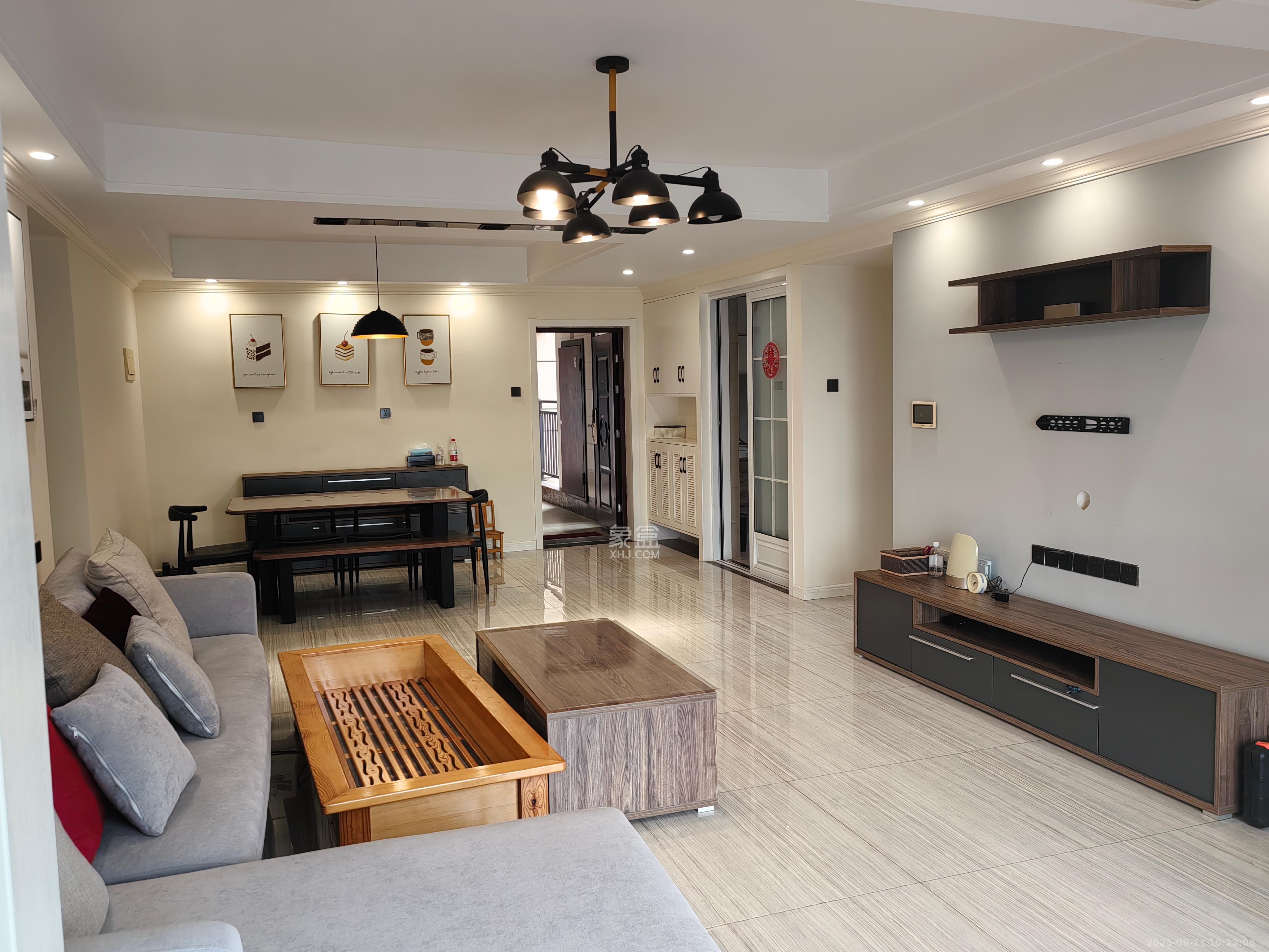 星湖湾二期高层  4室2厅2卫    3500.0元/月室内图