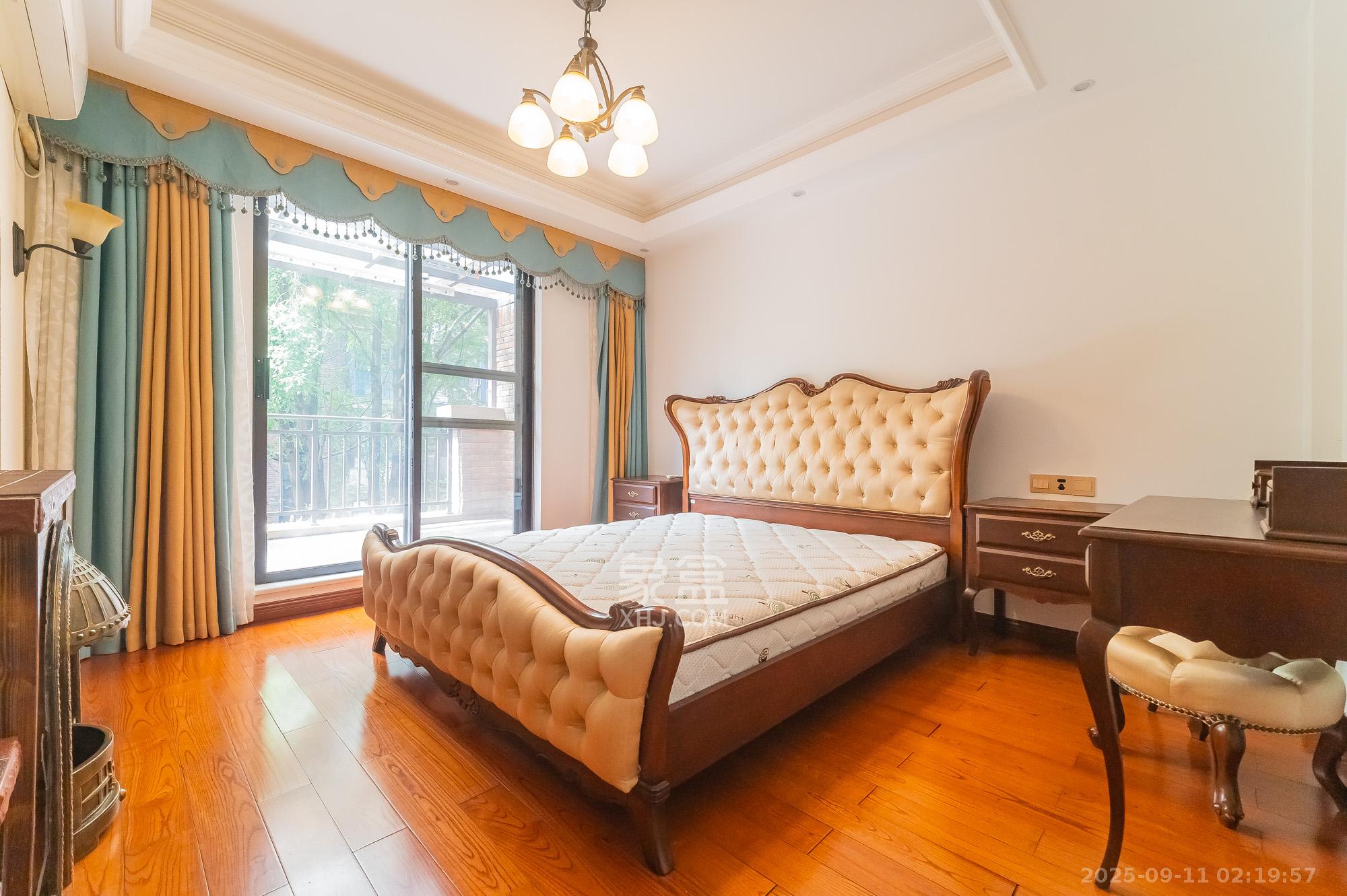 星湖湾一期洋房  1室2厅2卫    165.0万卧室