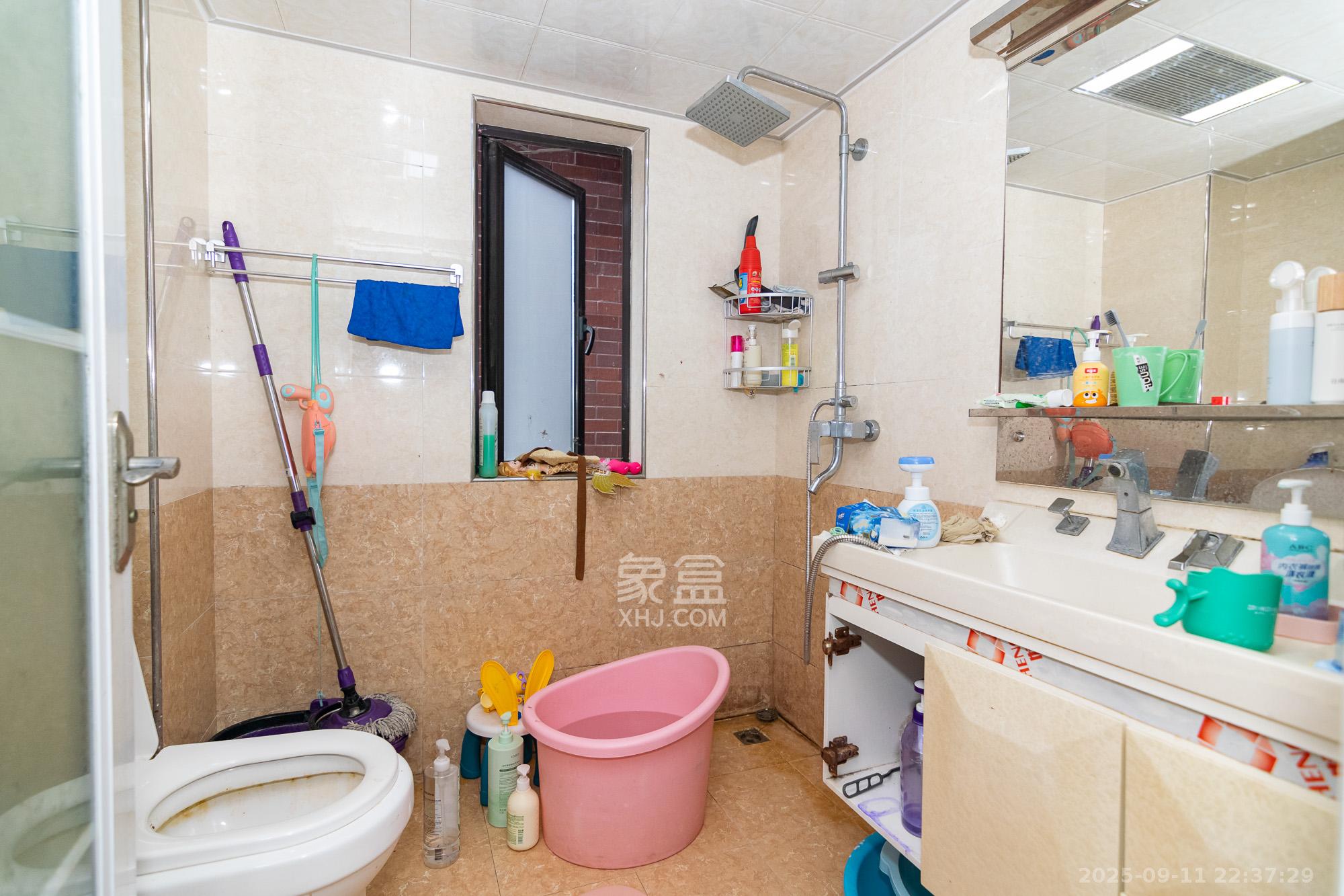 新城国际花都  2室2厅1卫    46.0万卫生间