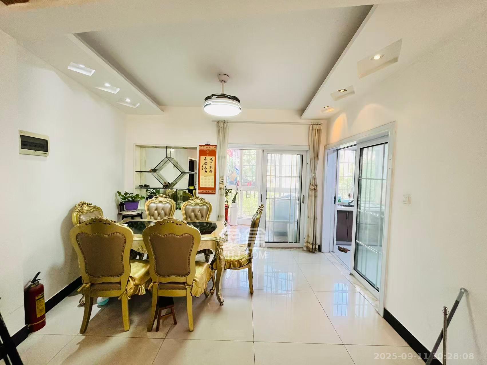 君临青园花都  4室2厅2卫    3400.0元/月室内图