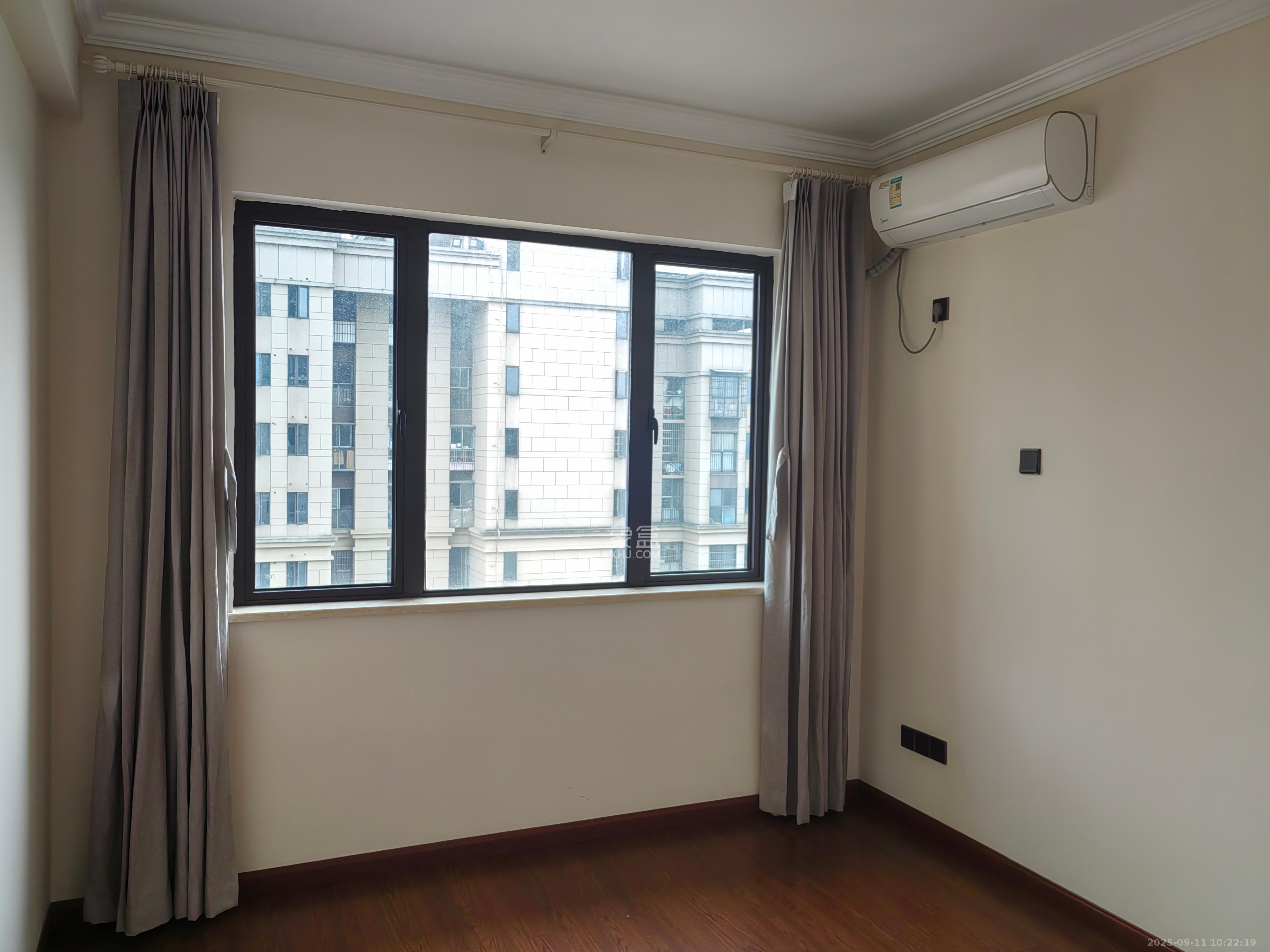 星湖湾二期高层  4室2厅2卫    3500.0元/月室内图