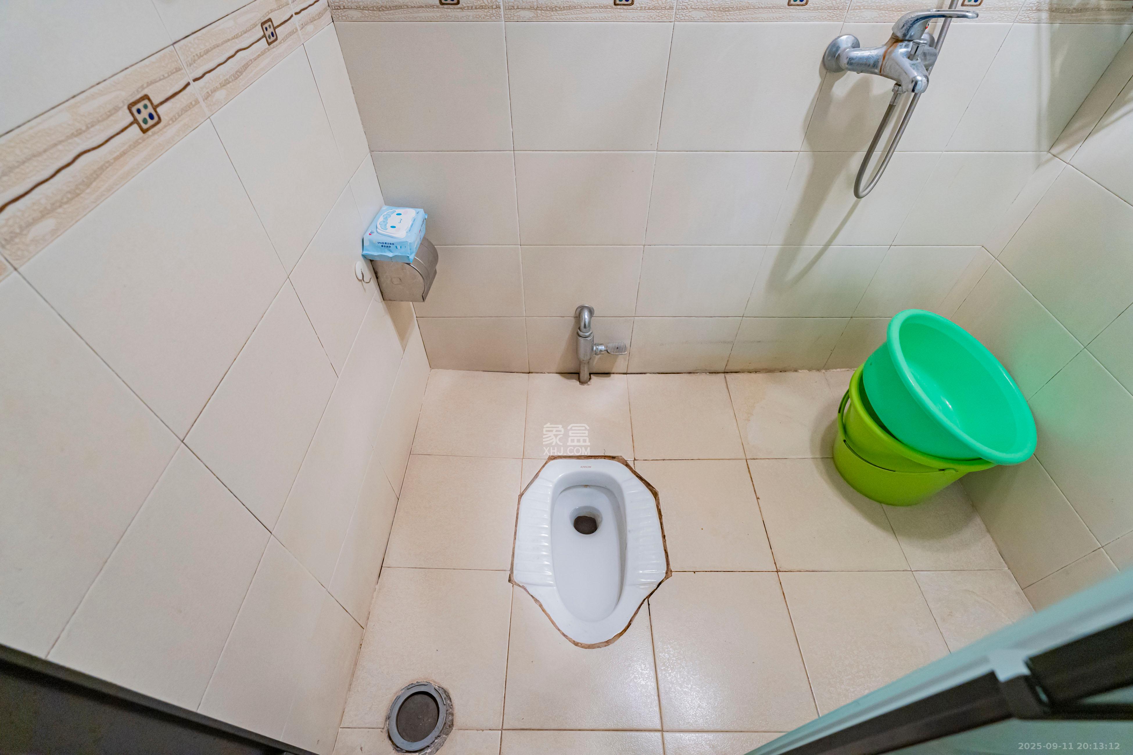 兴汉大厦  4室2厅2卫    128.0万卫生间