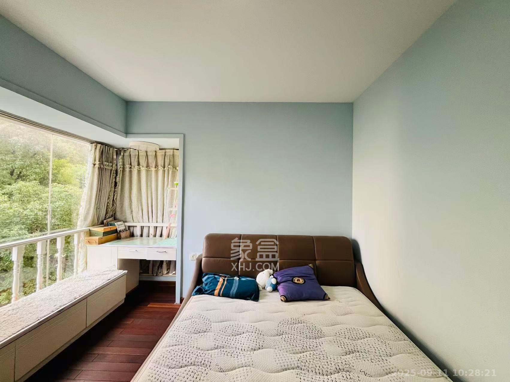 君临青园花都  4室2厅2卫    3400.0元/月室内图