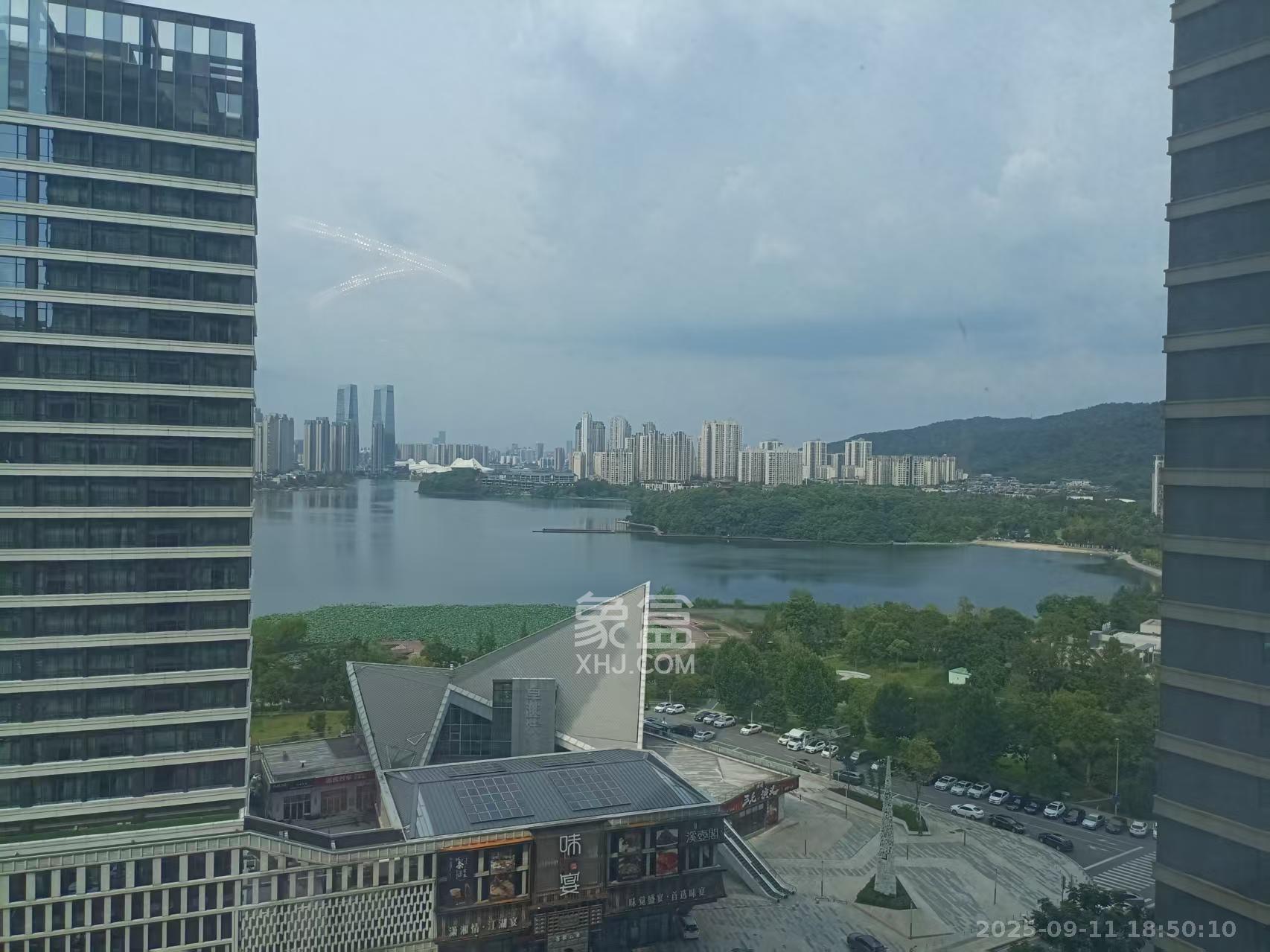 卓越浅水湾  1室1厅1卫    1600.0元/月 卓越浅水湾  1室1厅1卫    1600.0元/月