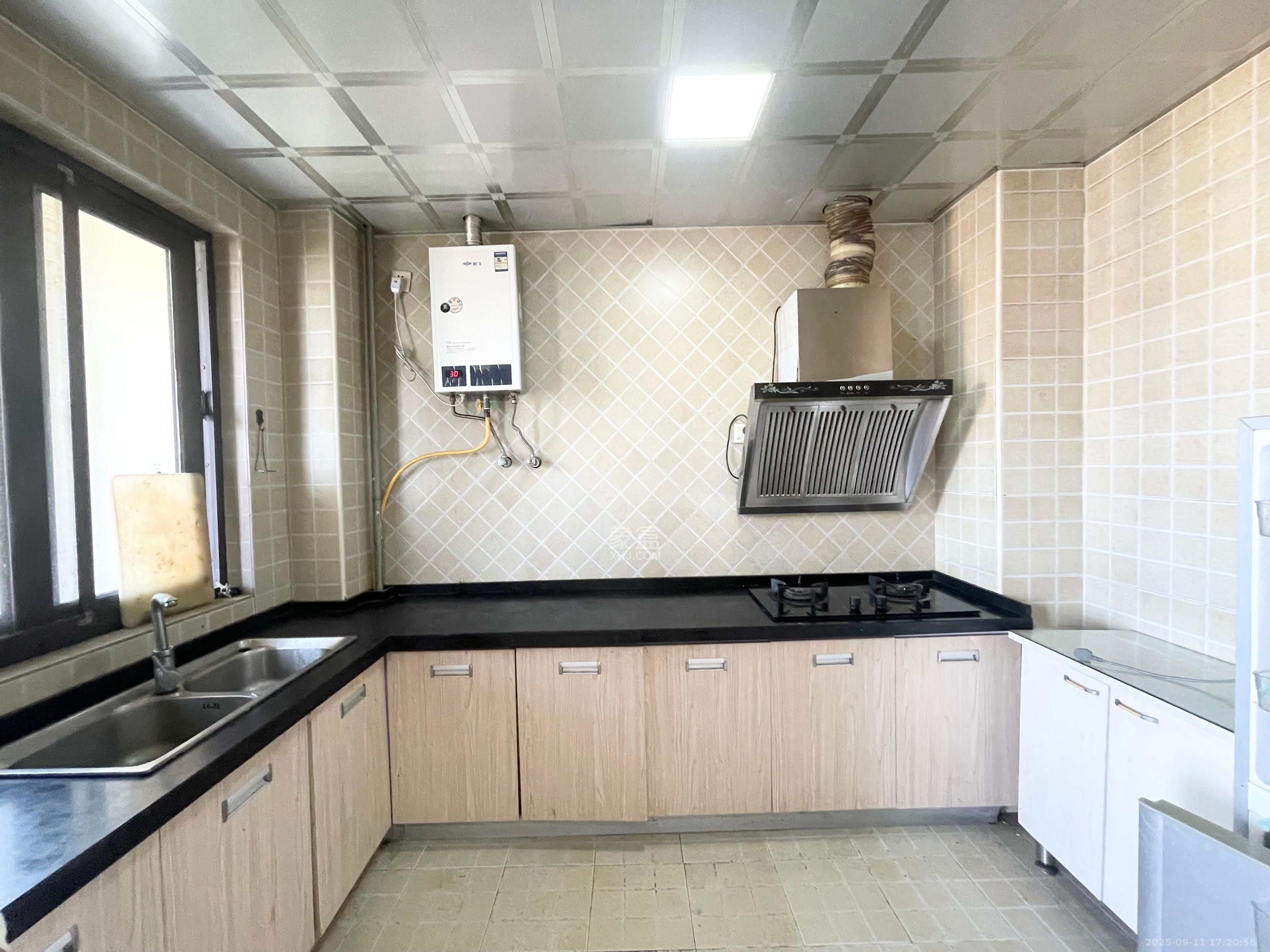 中信凯旋蓝岸（中信新城三期）  3室2厅2卫    2100.0元/月室内图