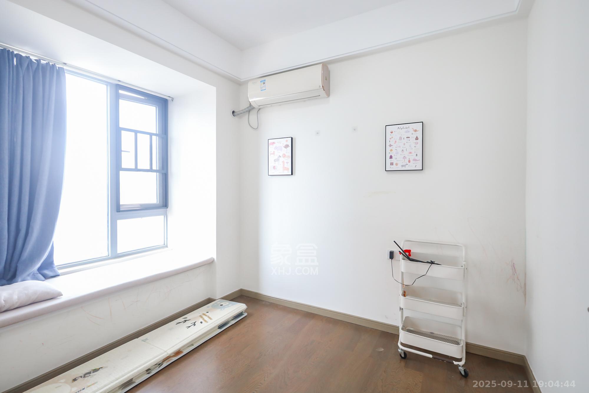 保利天禧C区 4室2厅2卫 250.0万 保利天禧C区 4室2厅2卫 250.0万卧室