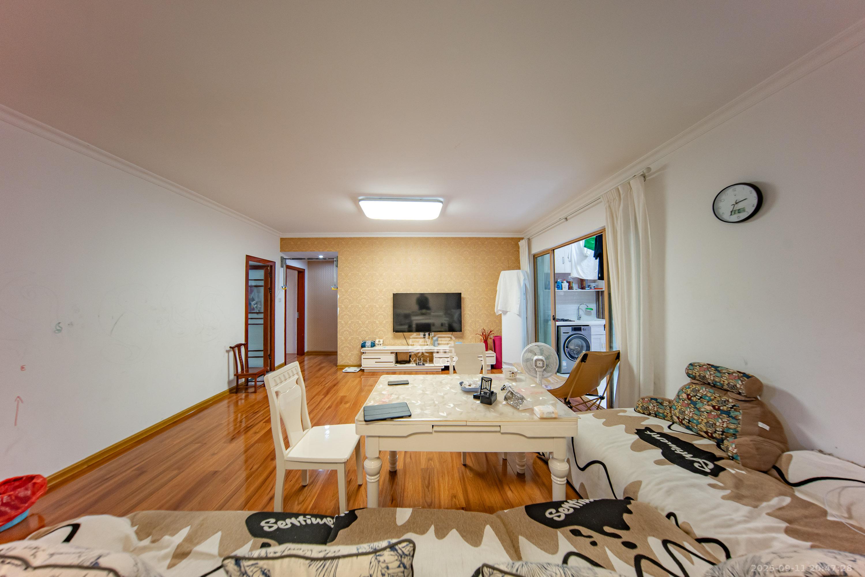 锑都家园  3室2厅2卫    67.0万客厅