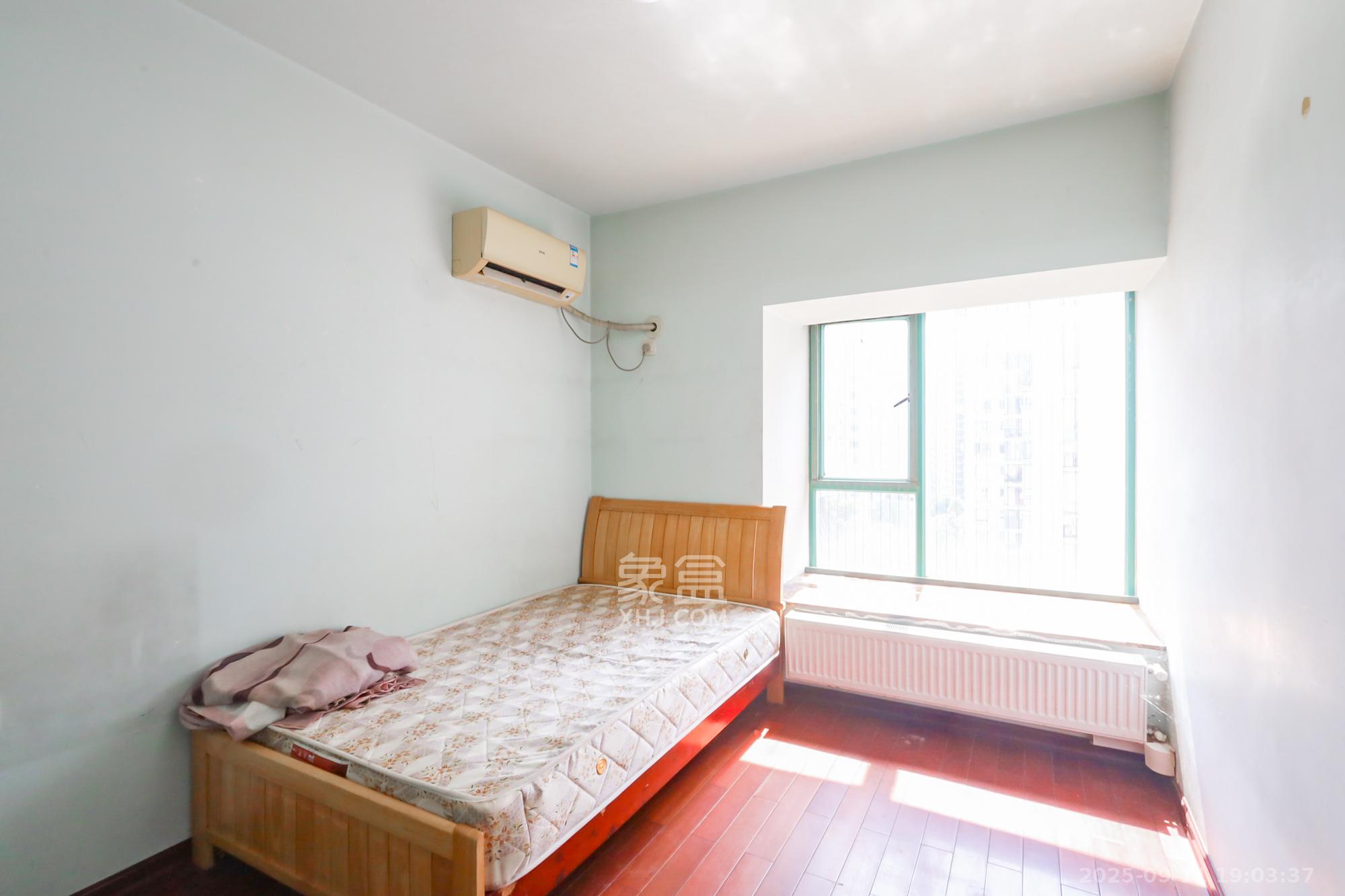 景秀江山 3室2厅2卫 129.0万 景秀江山 3室2厅2卫 129.0万卧室