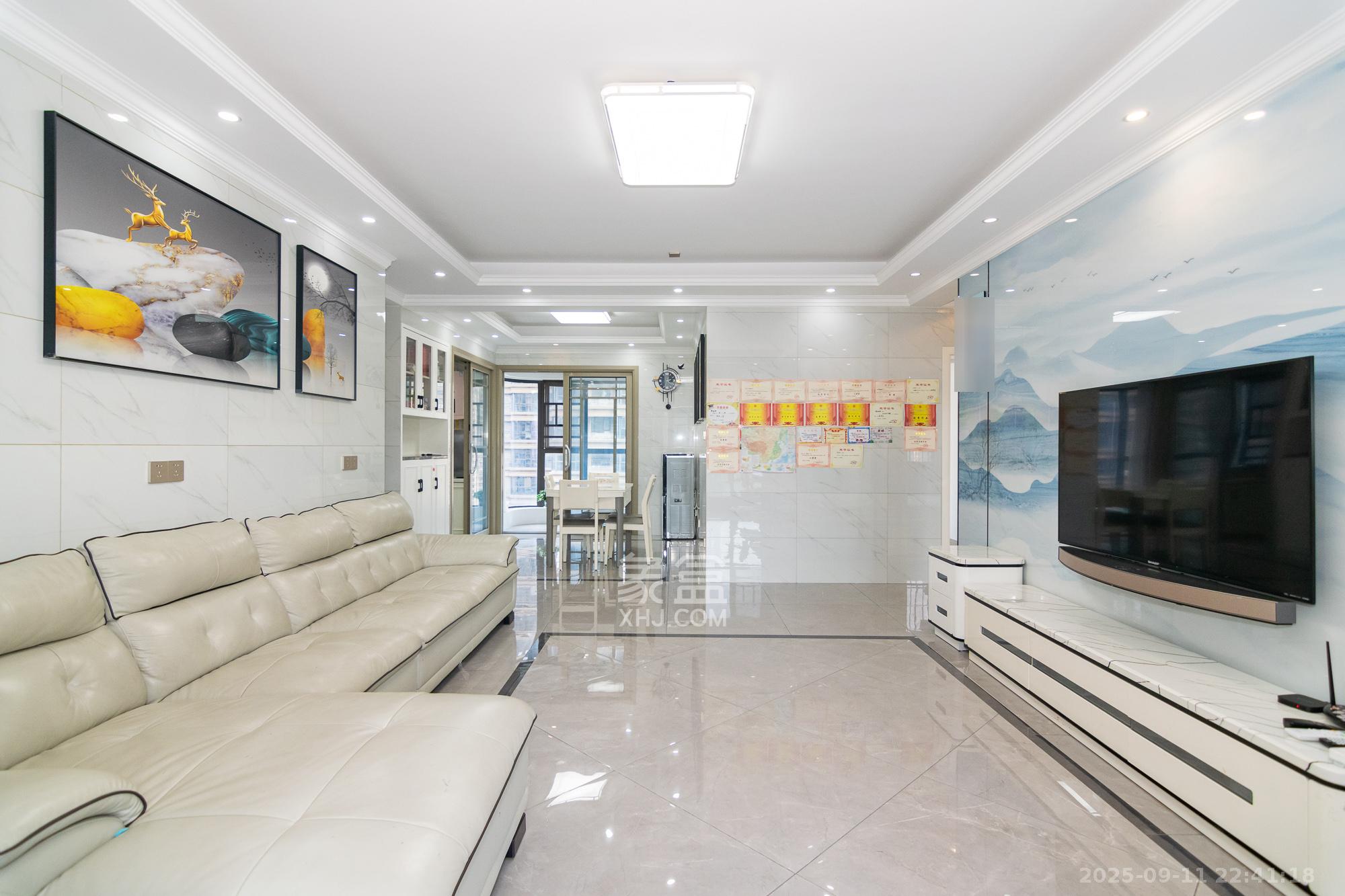 润和美郡（润和紫郡五期）  5室2厅2卫    129.8万客厅