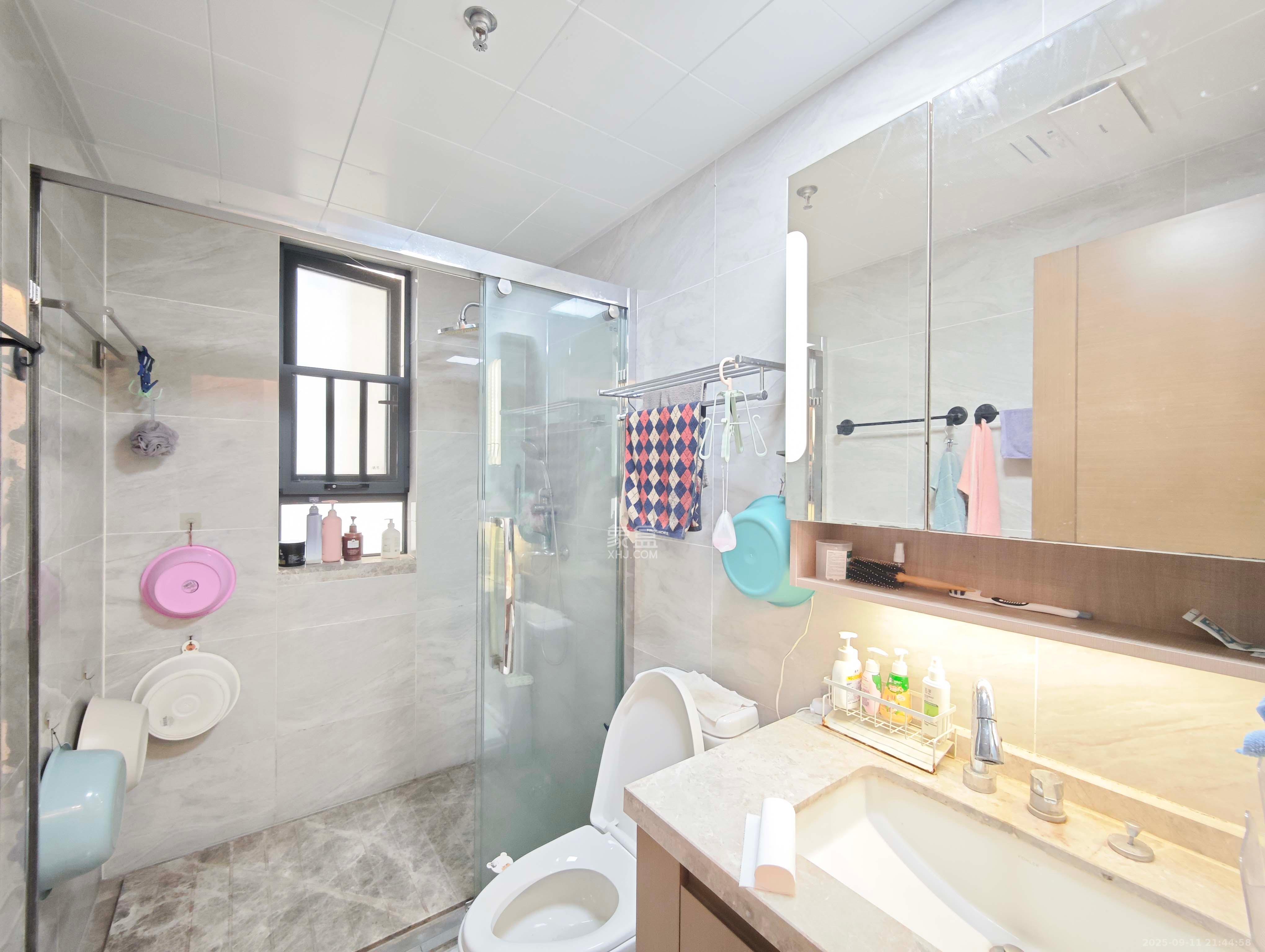 万科魅力之城天阔里  4室2厅2卫    160.0万卫生间