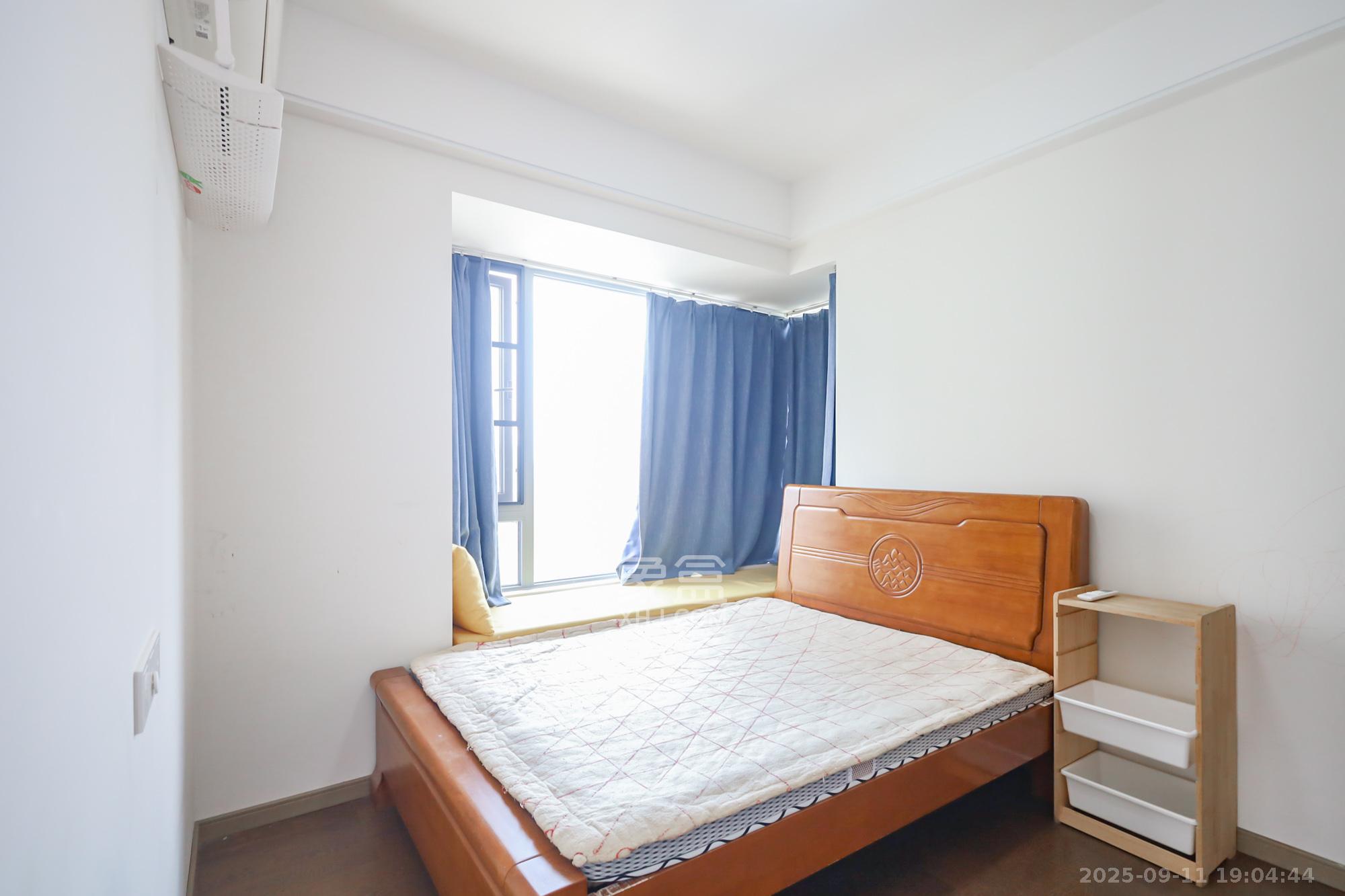 保利天禧C区 4室2厅2卫 250.0万 保利天禧C区 4室2厅2卫 250.0万卧室