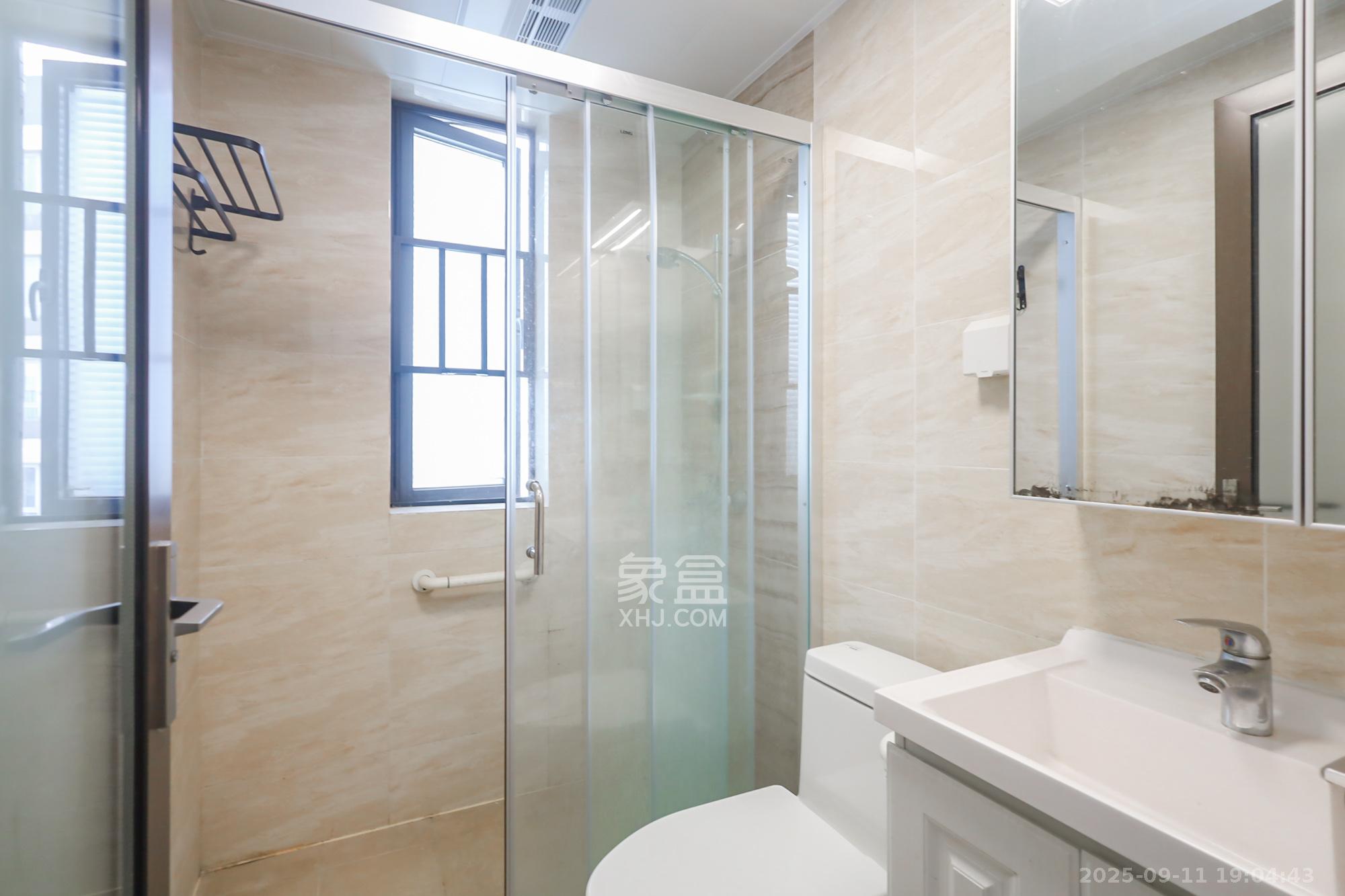 保利天禧C区 4室2厅2卫 250.0万 保利天禧C区 4室2厅2卫 250.0万卫生间