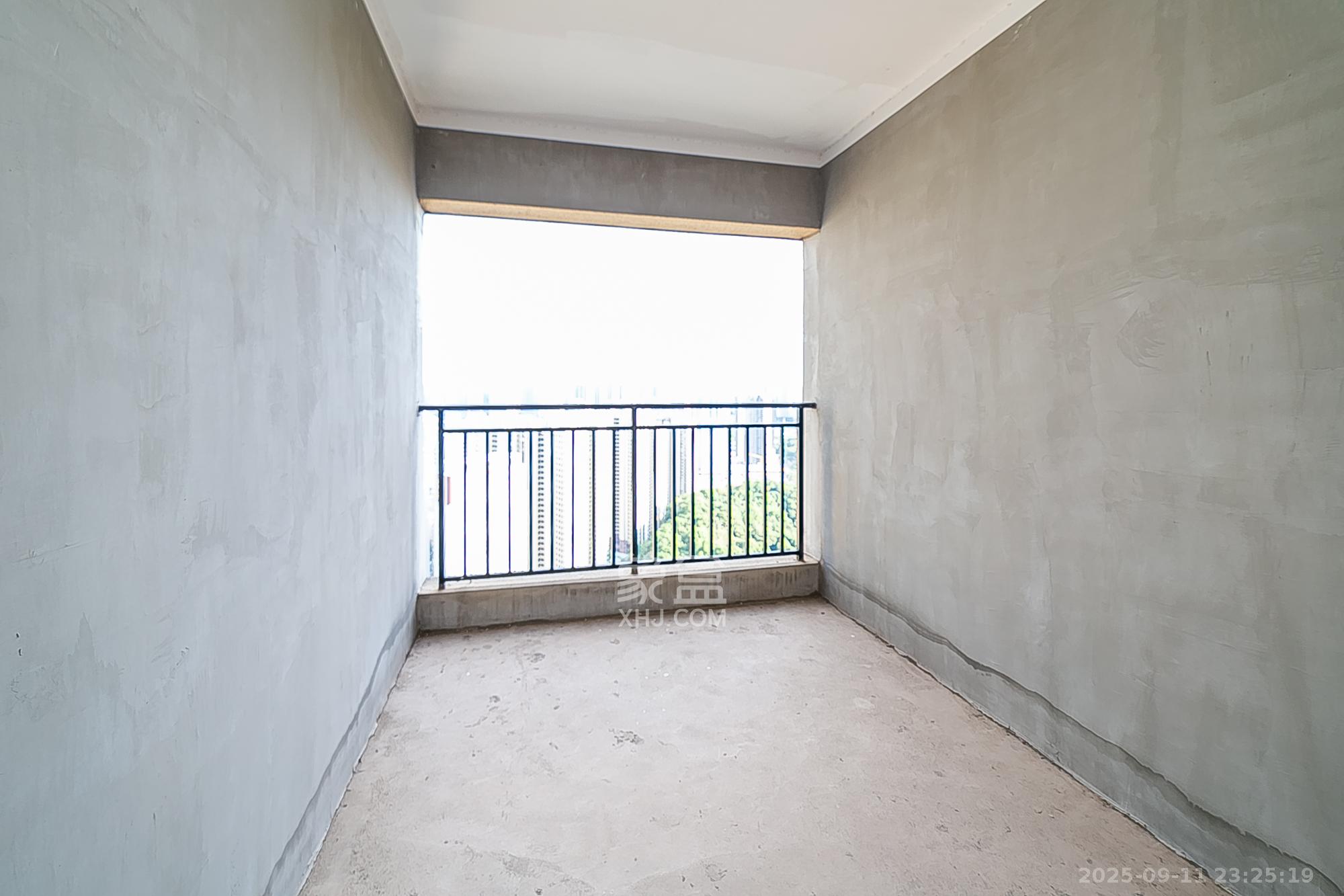 中建江山壹号  4室2厅2卫   395.00万卧室