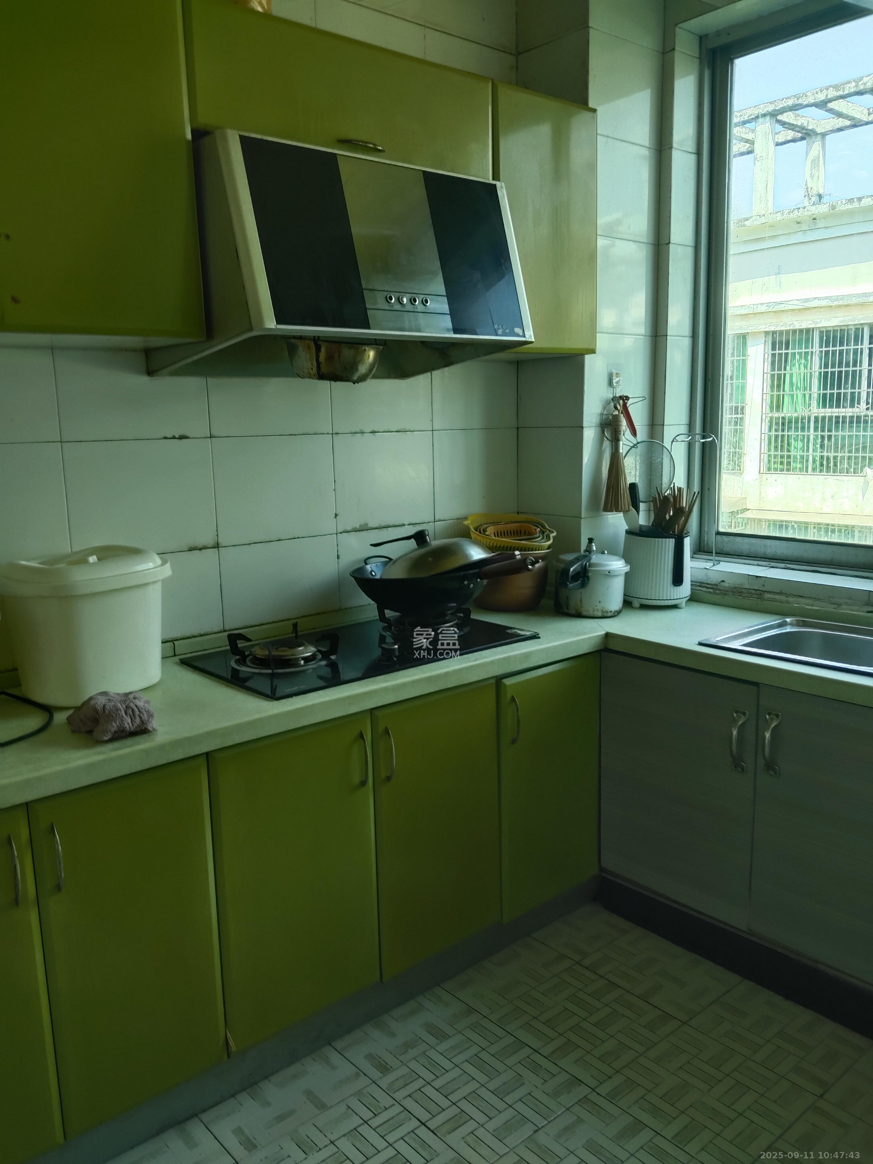 中南汽车世界  2室2厅1卫    1100.0元/月室内图