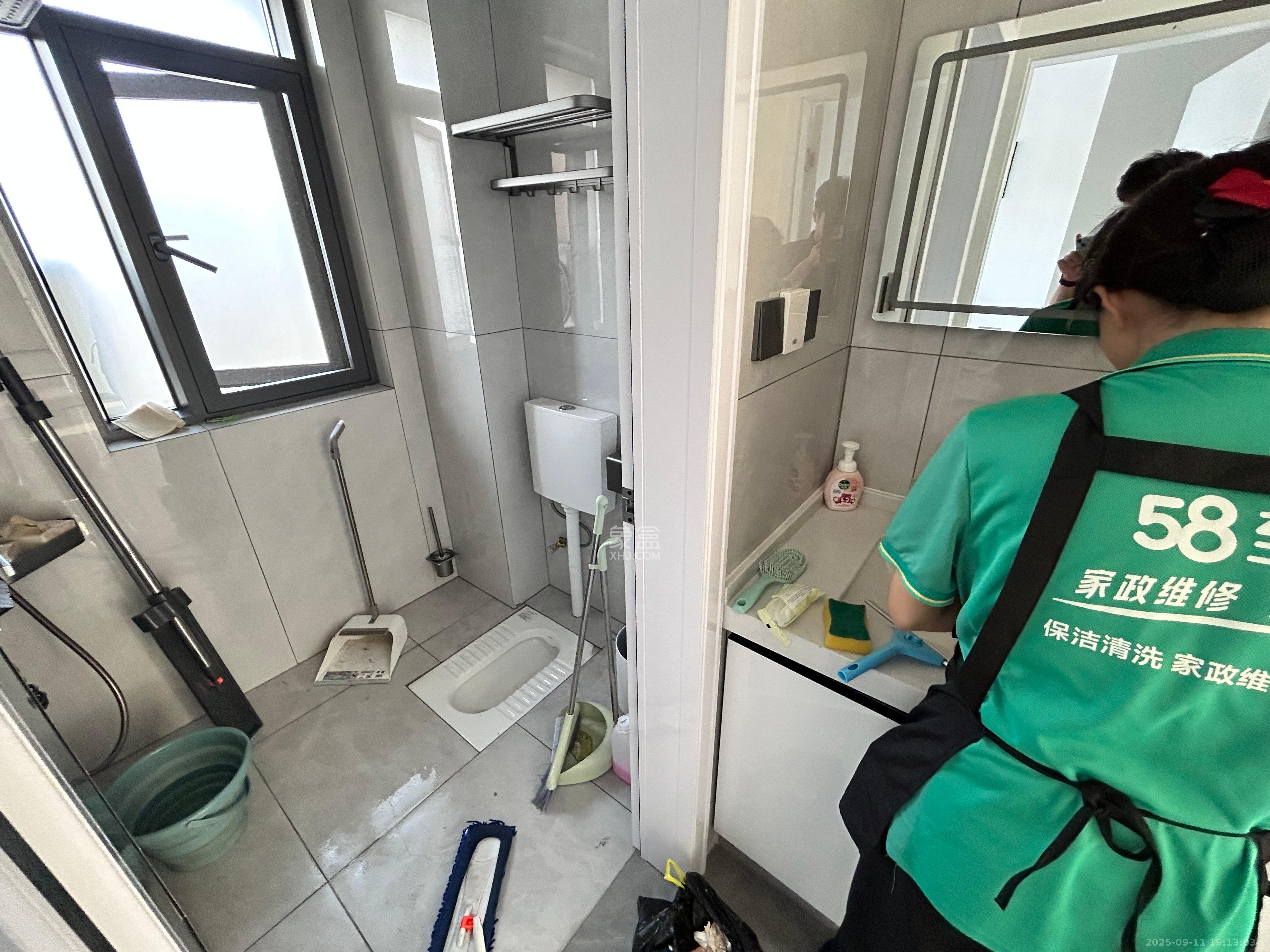 绿地之窗  1室2厅2卫   3700.00元/月室内图