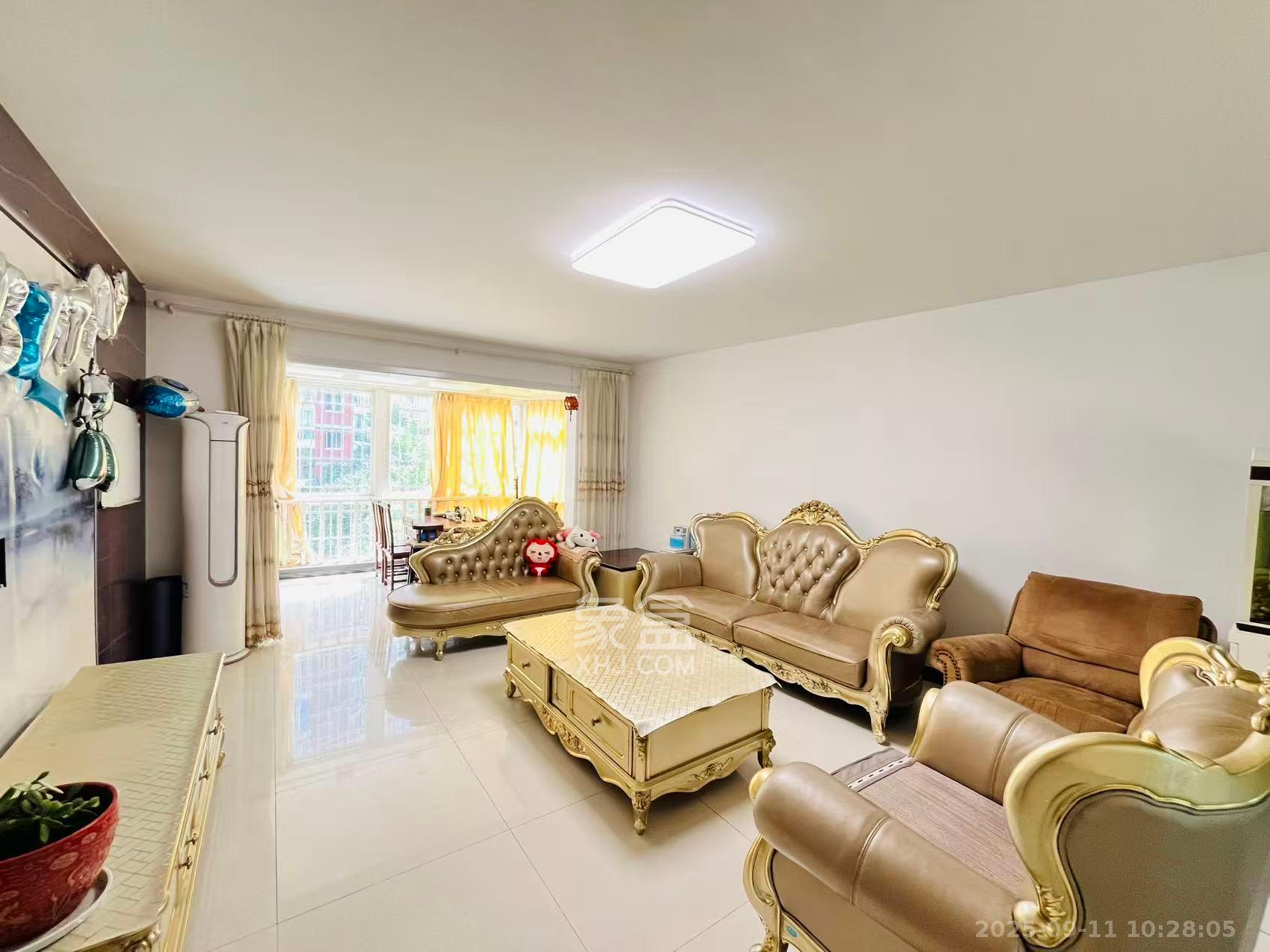 君临青园花都  4室2厅2卫    3400.0元/月室内图