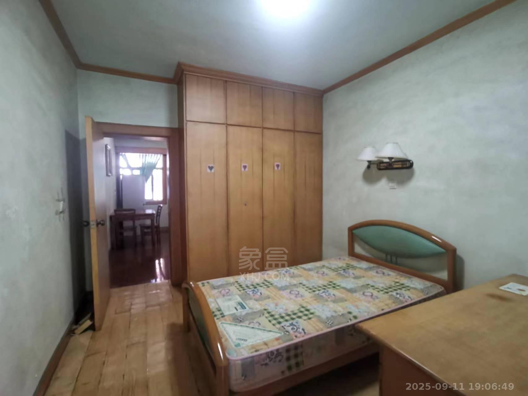 日报社 3室2厅2卫 1300.0元/月 日报社 3室2厅2卫 1300.0元/月室内图