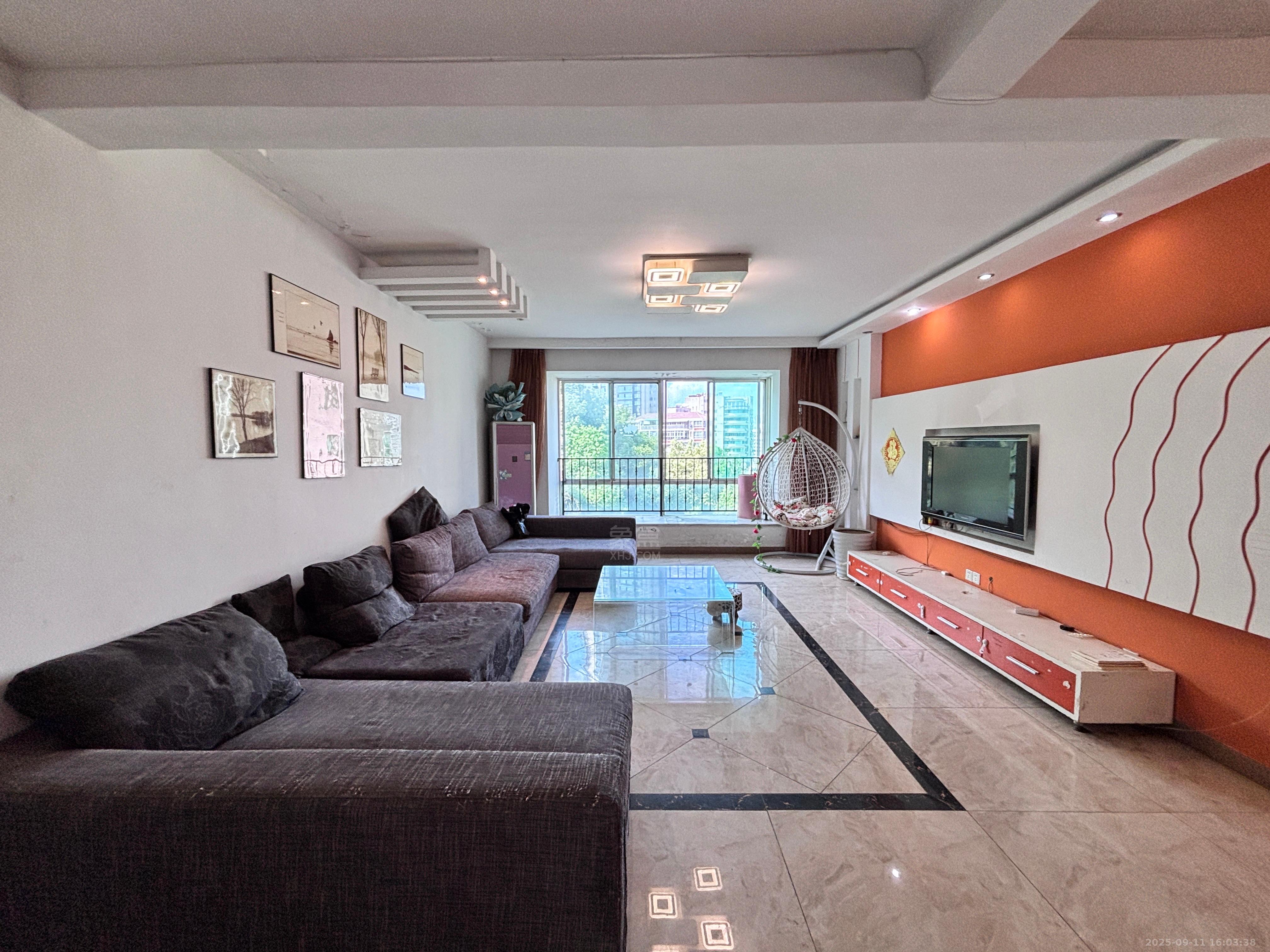 四季花园 3室2厅2卫 2000.0元/月 四季花园 3室2厅2卫 2000.0元/月室内图