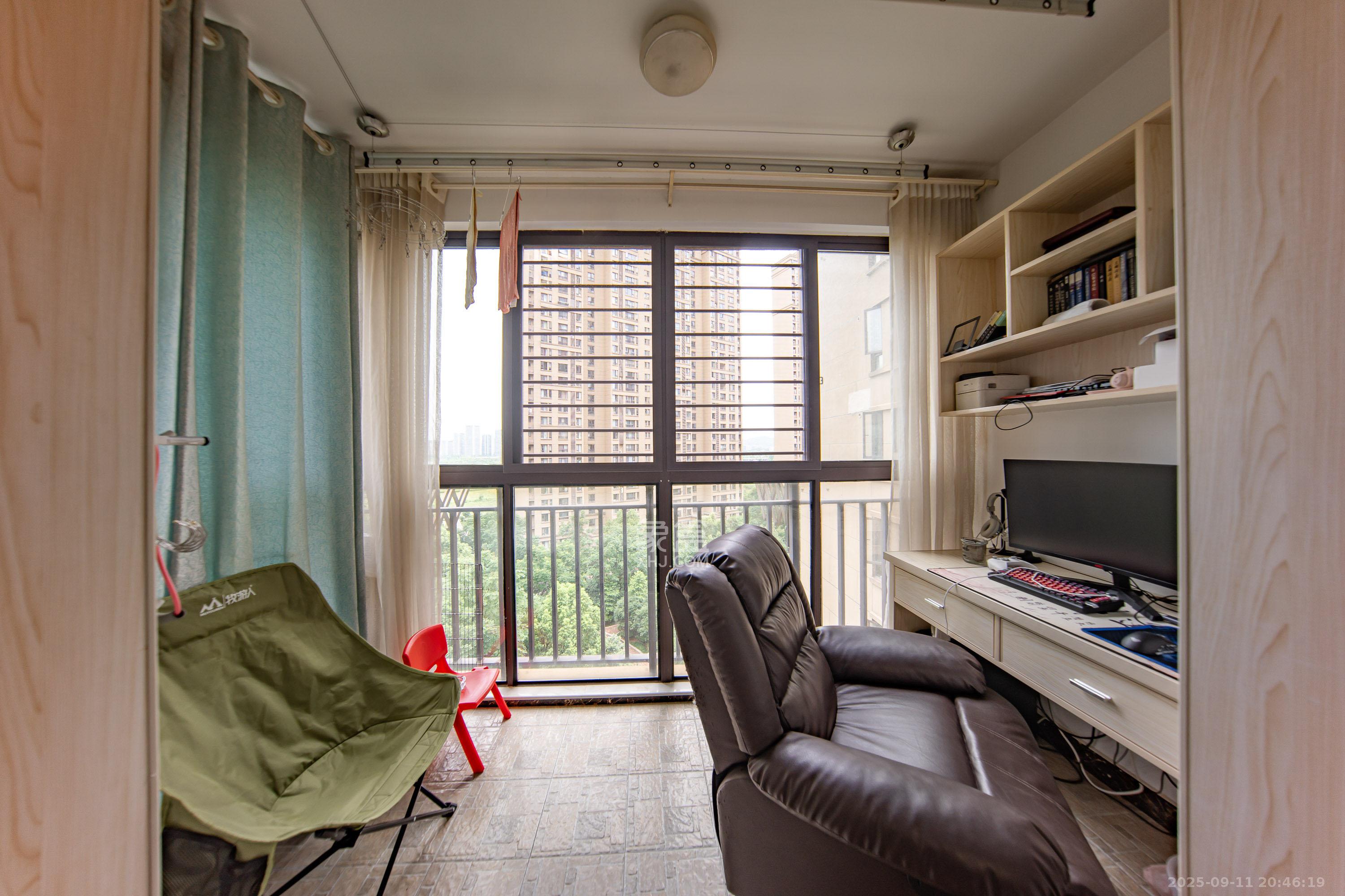 华润橡树湾 3室2厅2卫 85.0万 华润橡树湾 3室2厅2卫 85.0万阳台