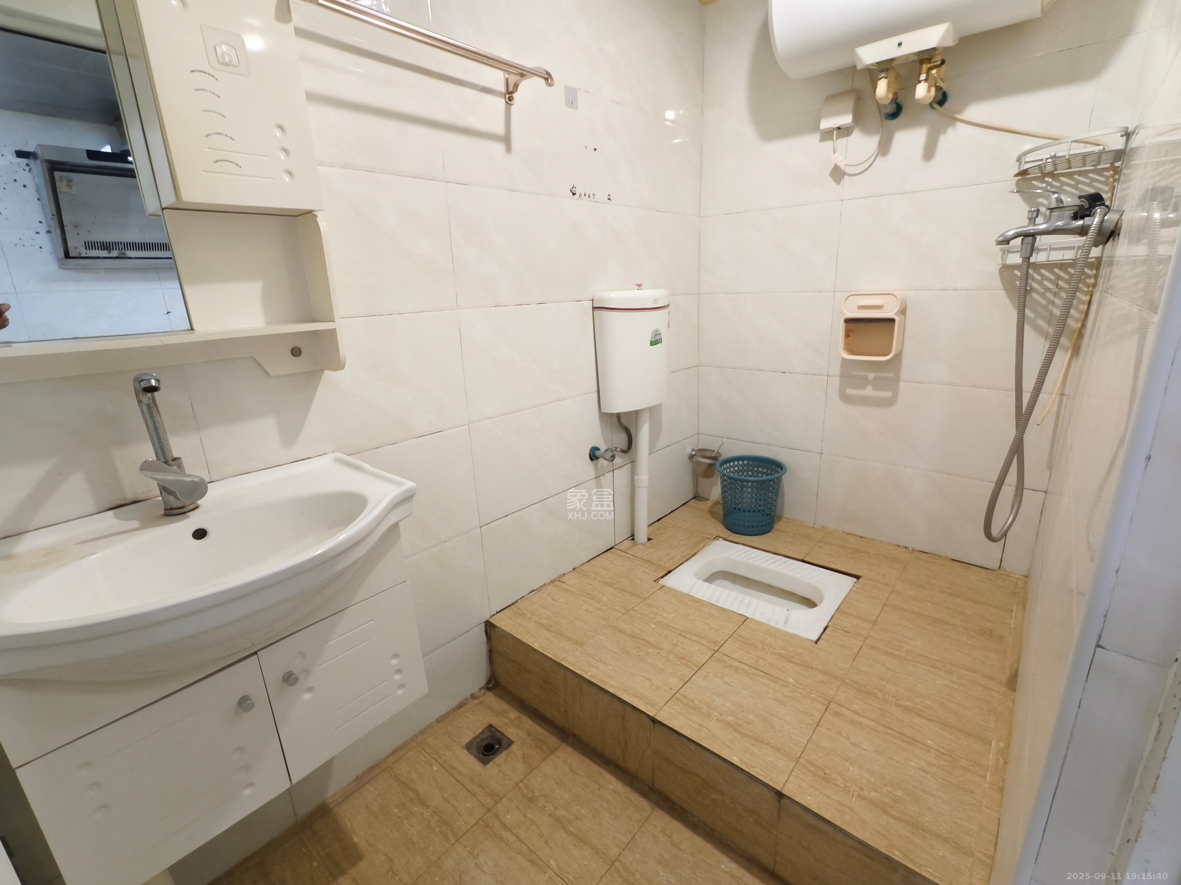 鸿铭中心  1室1厅1卫    1600.0元/月 鸿铭中心  1室1厅1卫    1600.0元/月室内图