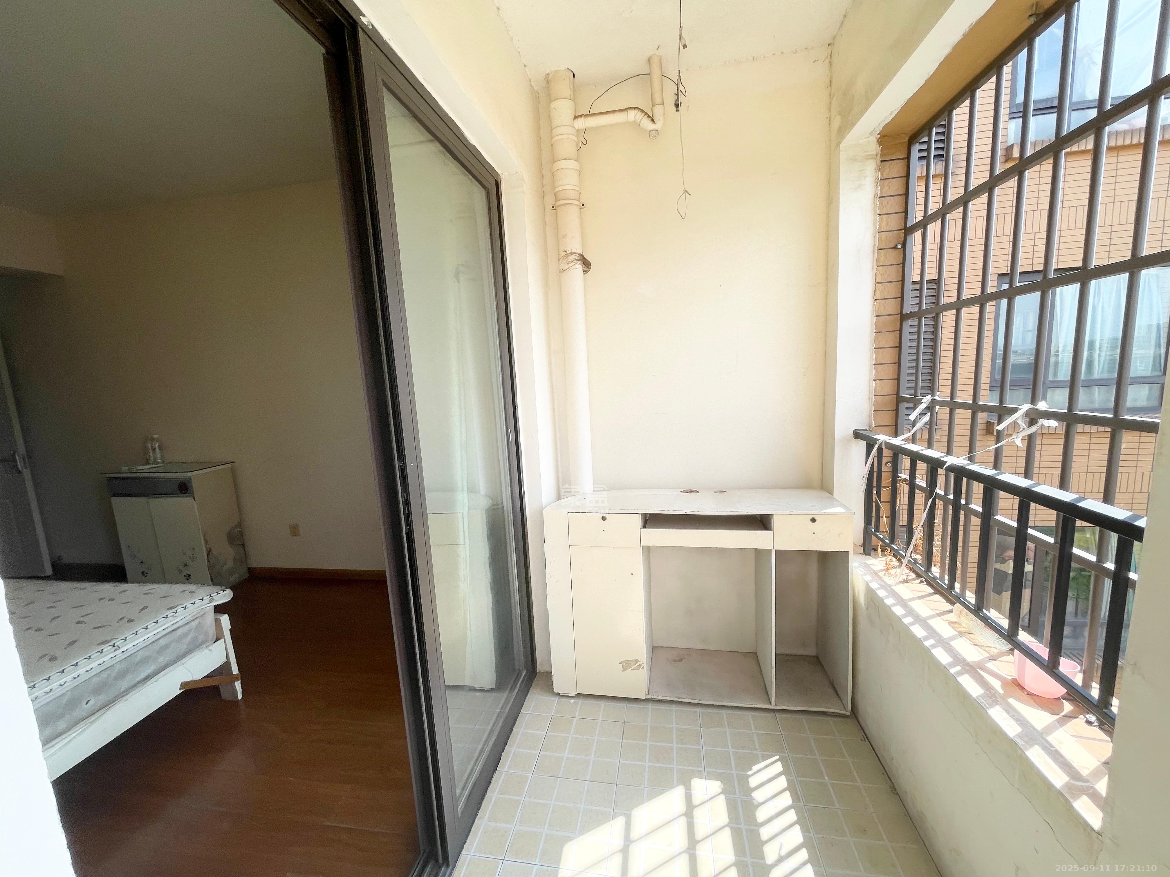 中信凯旋蓝岸（中信新城三期）  3室2厅2卫    2100.0元/月室内图