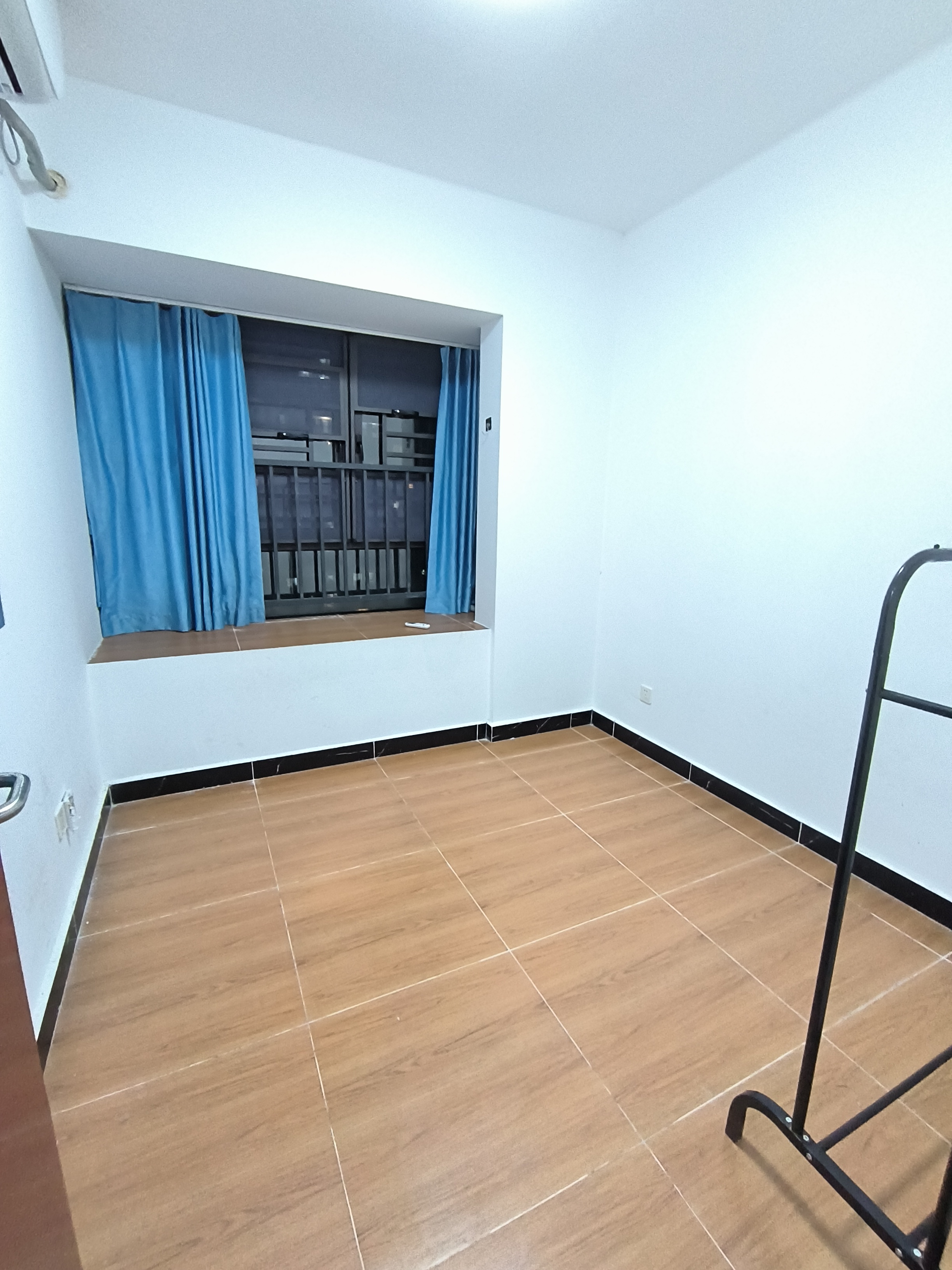坡博家园一区  4室2厅2卫   2700.00元/月室内图