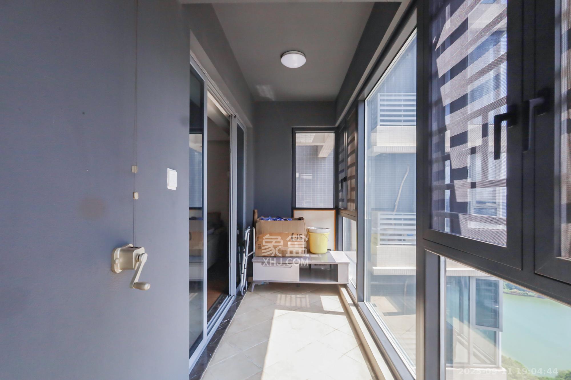 保利天禧C区 4室2厅2卫 250.0万 保利天禧C区 4室2厅2卫 250.0万阳台