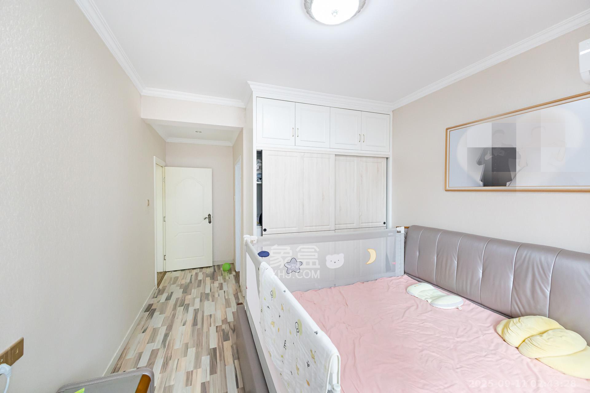 名家翡翠花园  4室2厅2卫    108.0万卧室