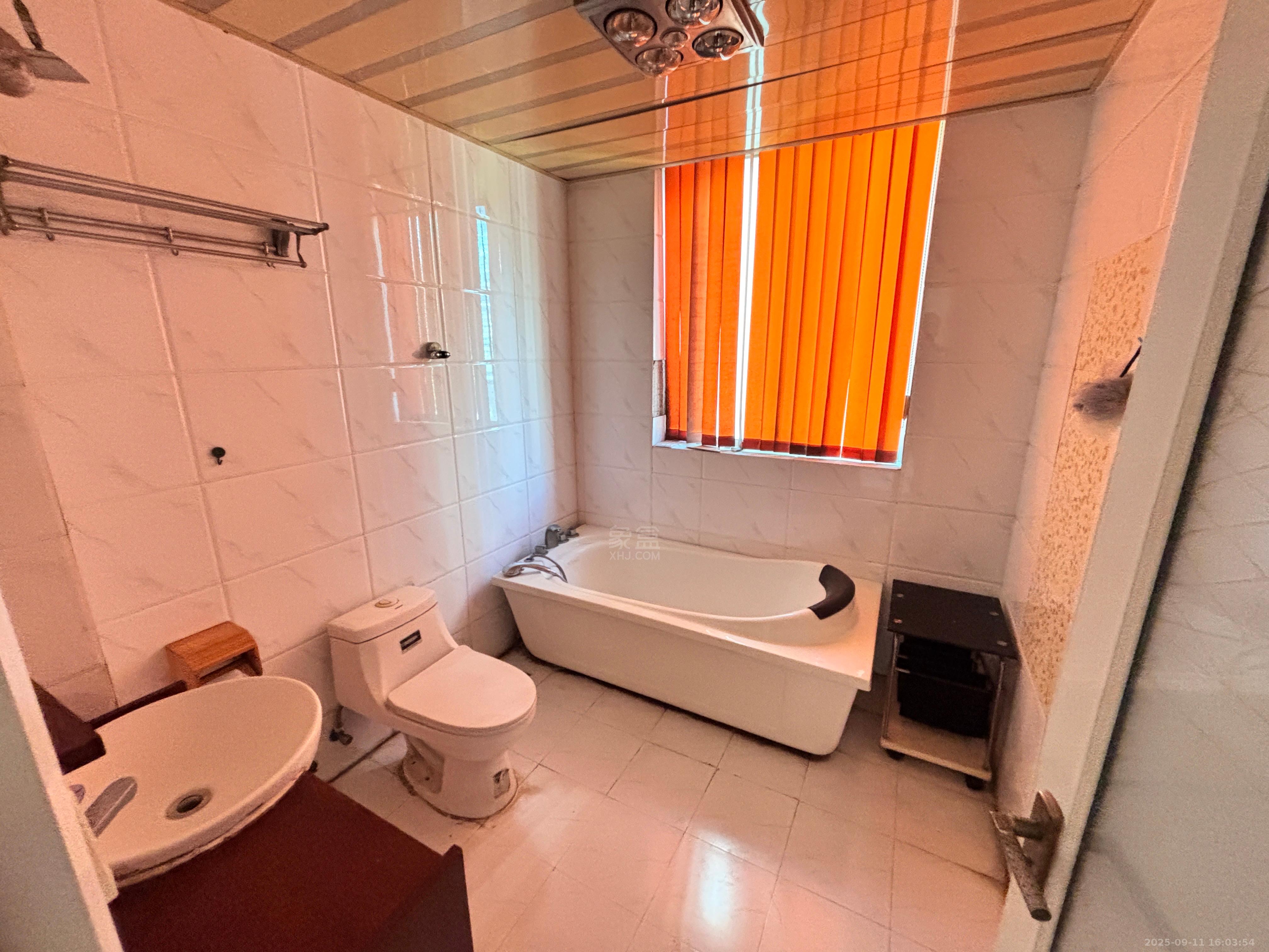 四季花园 3室2厅2卫 2000.0元/月 四季花园 3室2厅2卫 2000.0元/月室内图