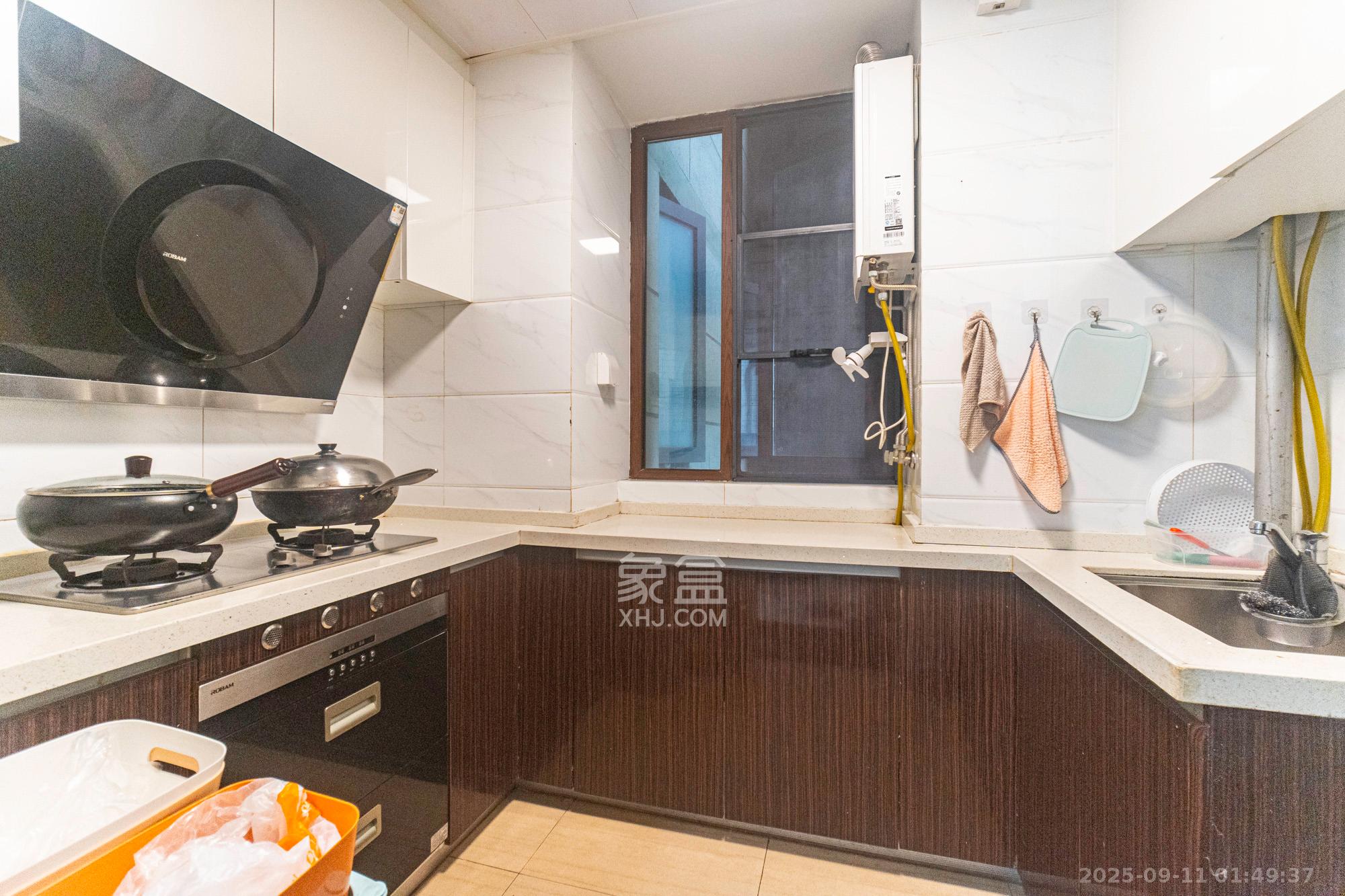 碧桂园中央花园  3室2厅2卫    85.0万厨房