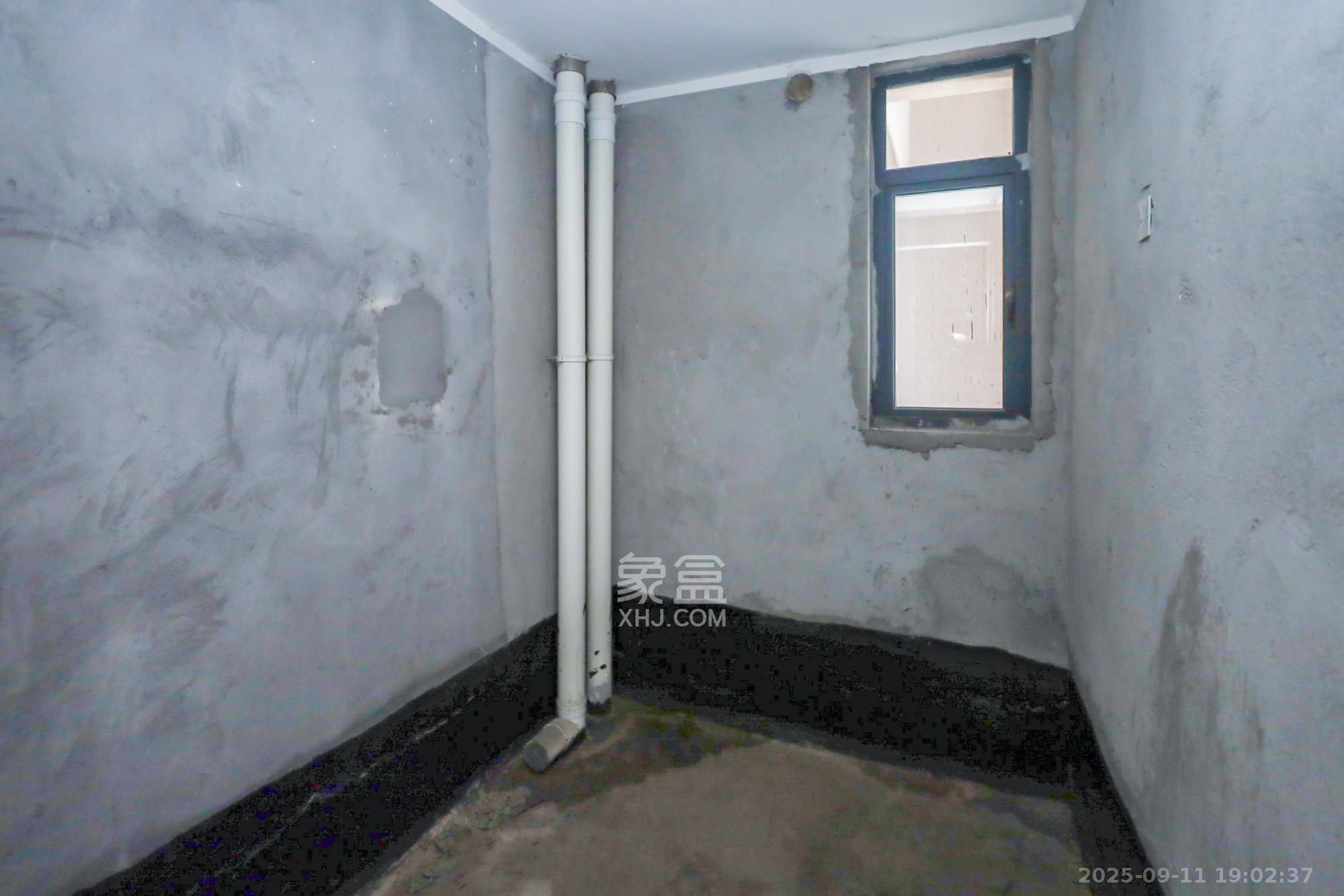 山水誉峰  4室2厅2卫    180.0万 山水誉峰  4室2厅2卫    180.0万卫生间