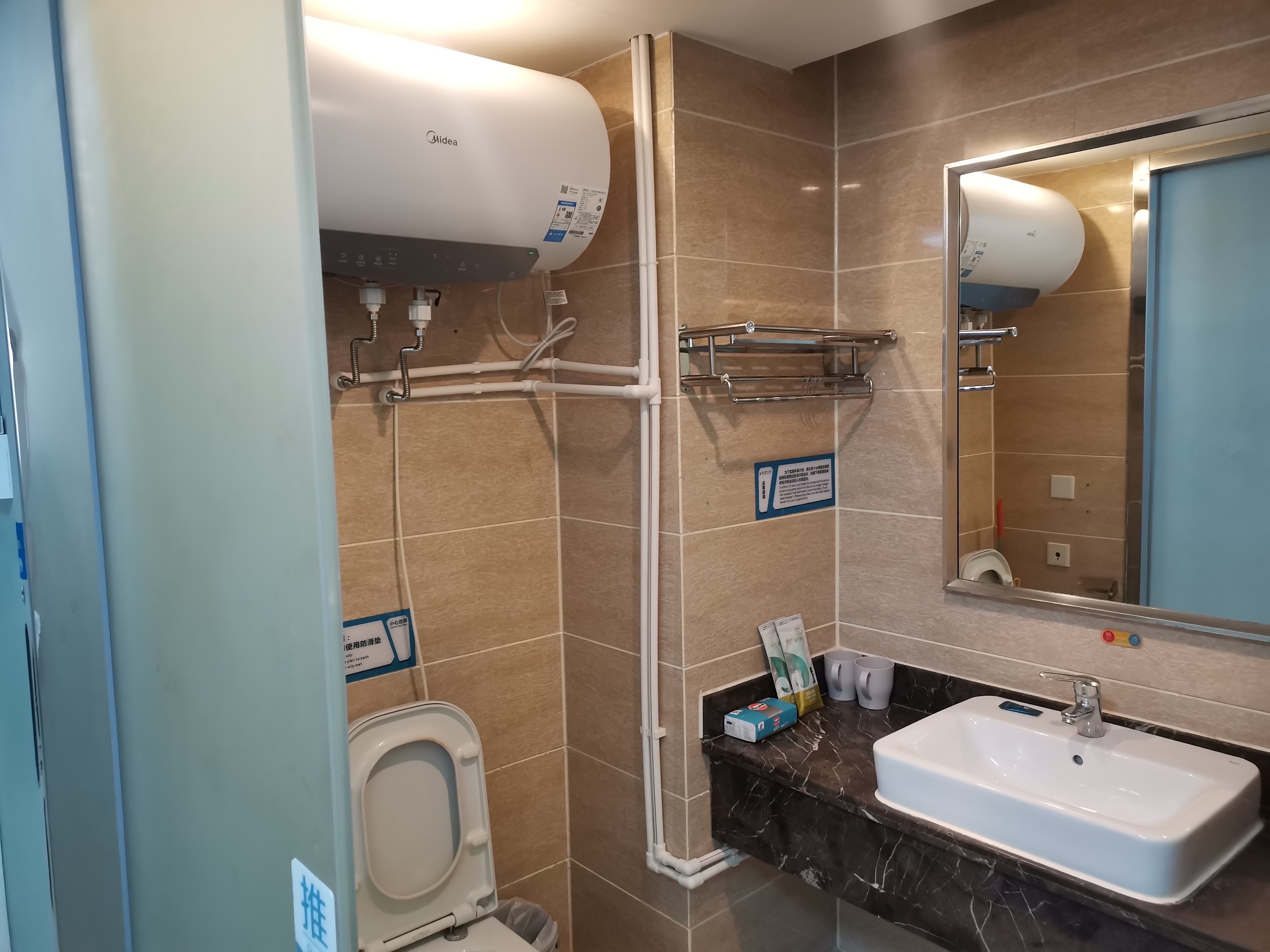 财智公馆大厦(瑞士国际酒店) 2室1厅1卫 26.0万 财智公馆大厦(瑞士国际酒店) 2室1厅1卫 26.0万客厅