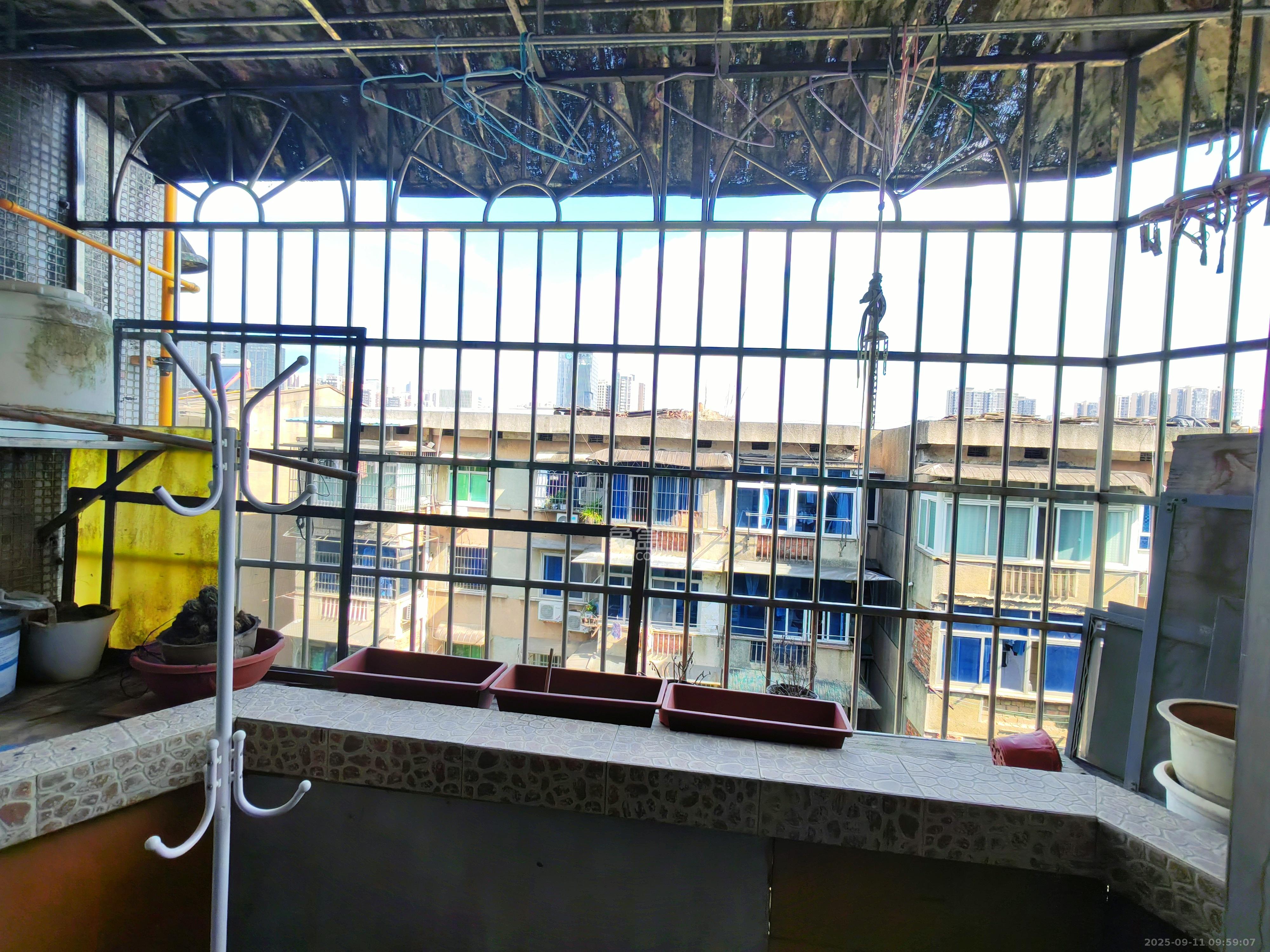 紫荆花园  3室2厅2卫    1800.0元/月室内图