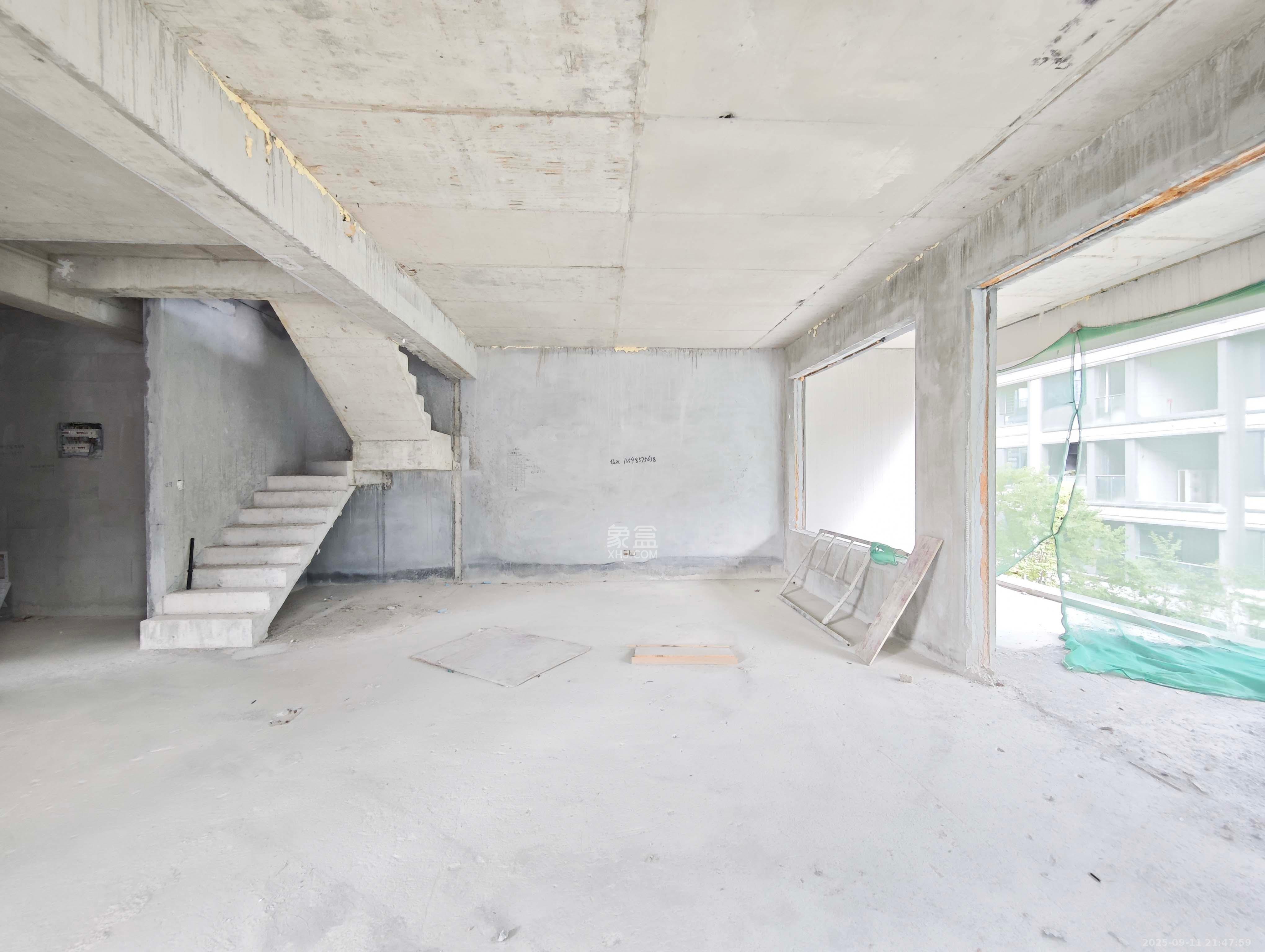 新城明昱东方 6室2厅3卫 408.0万 新城明昱东方 6室2厅3卫 408.0万客厅