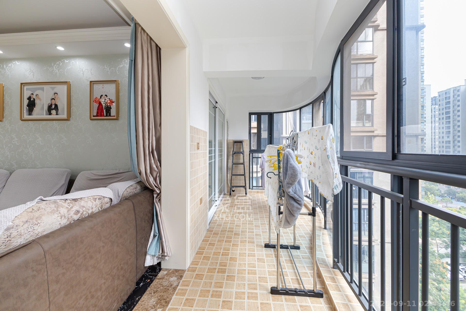 名家翡翠花园  4室2厅2卫    108.0万阳台