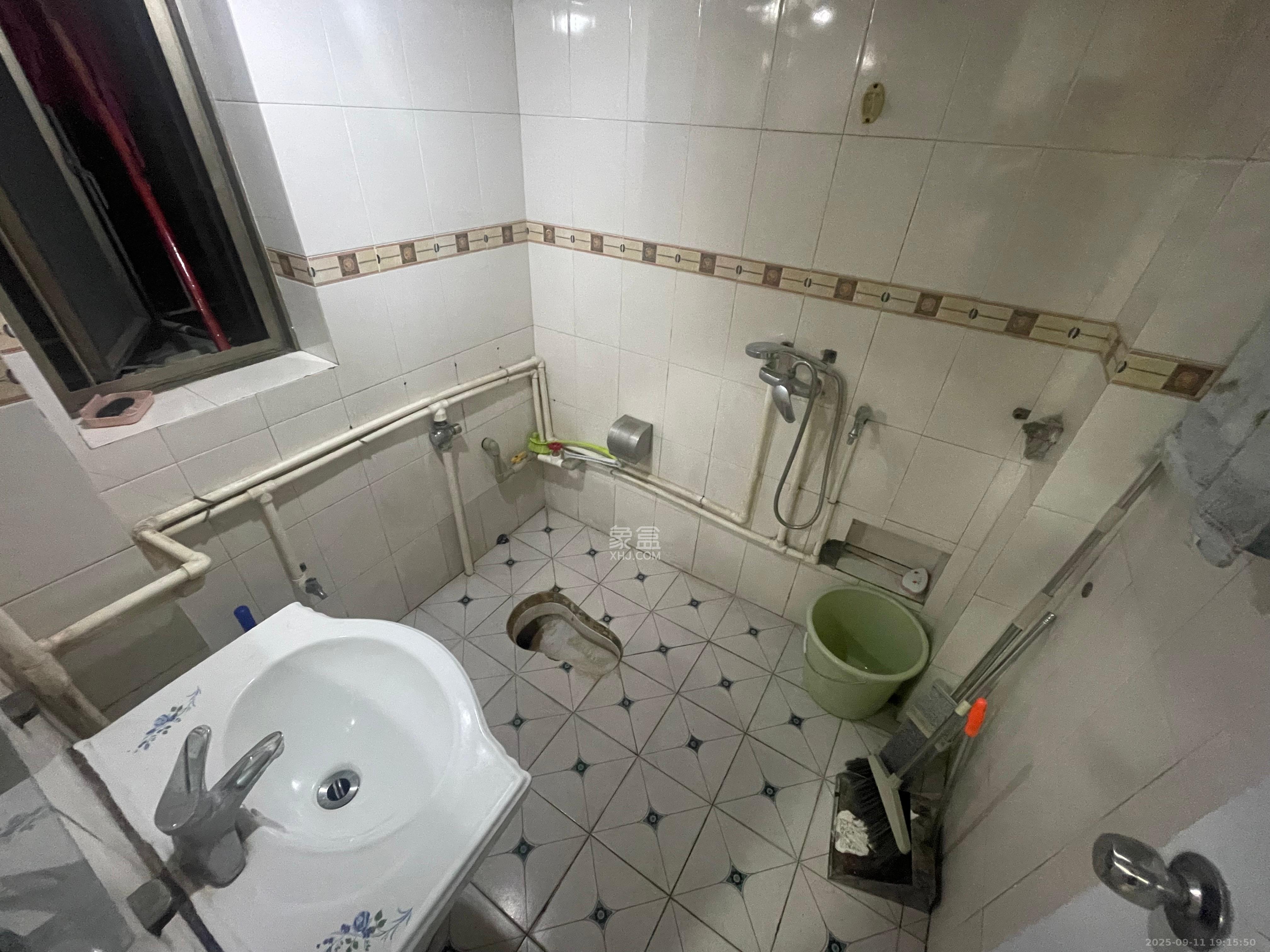 南园小区  4室1厅2卫    2000.0元/月室内图