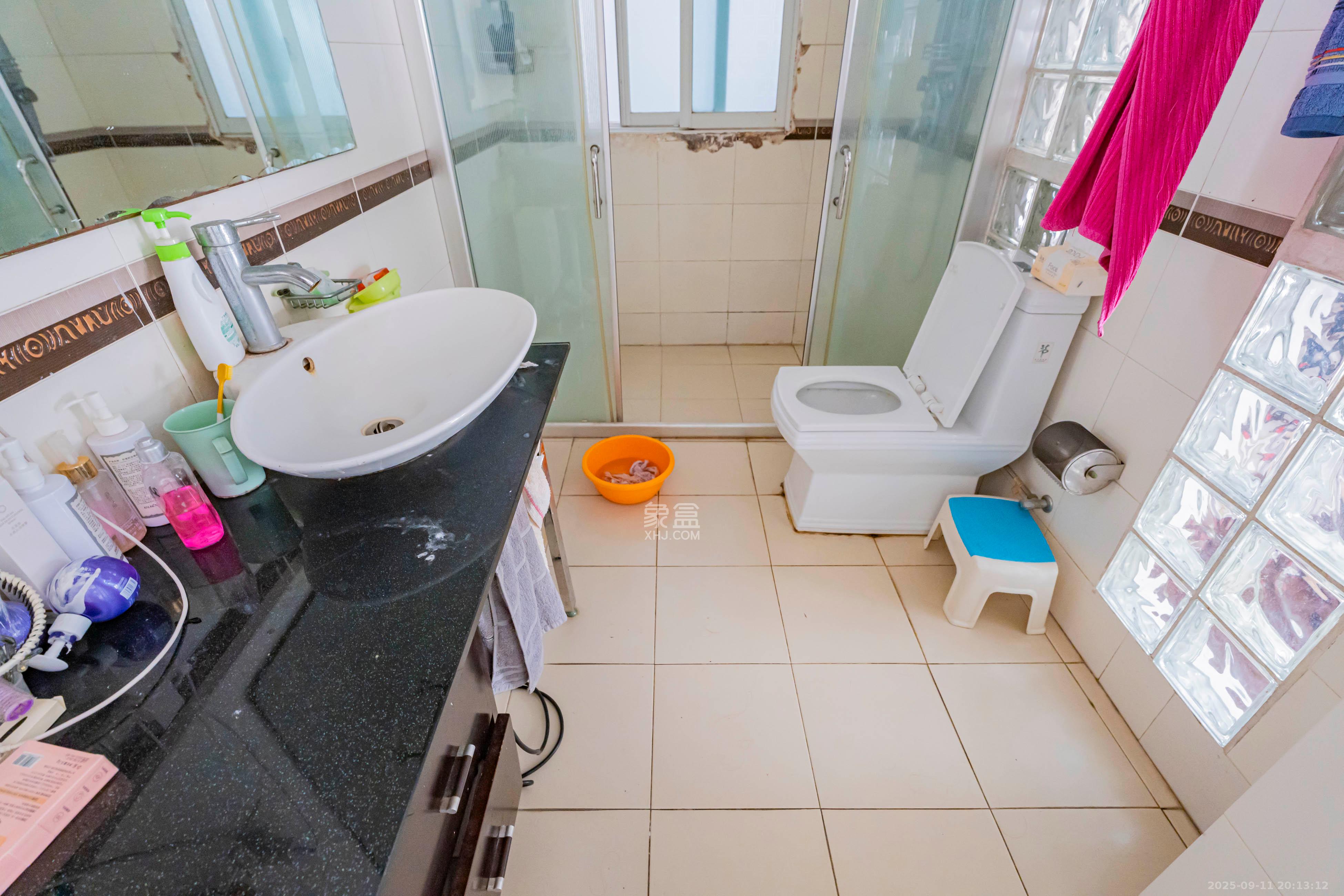 兴汉大厦 4室2厅2卫 128.0万 兴汉大厦 4室2厅2卫 128.0万卫生间