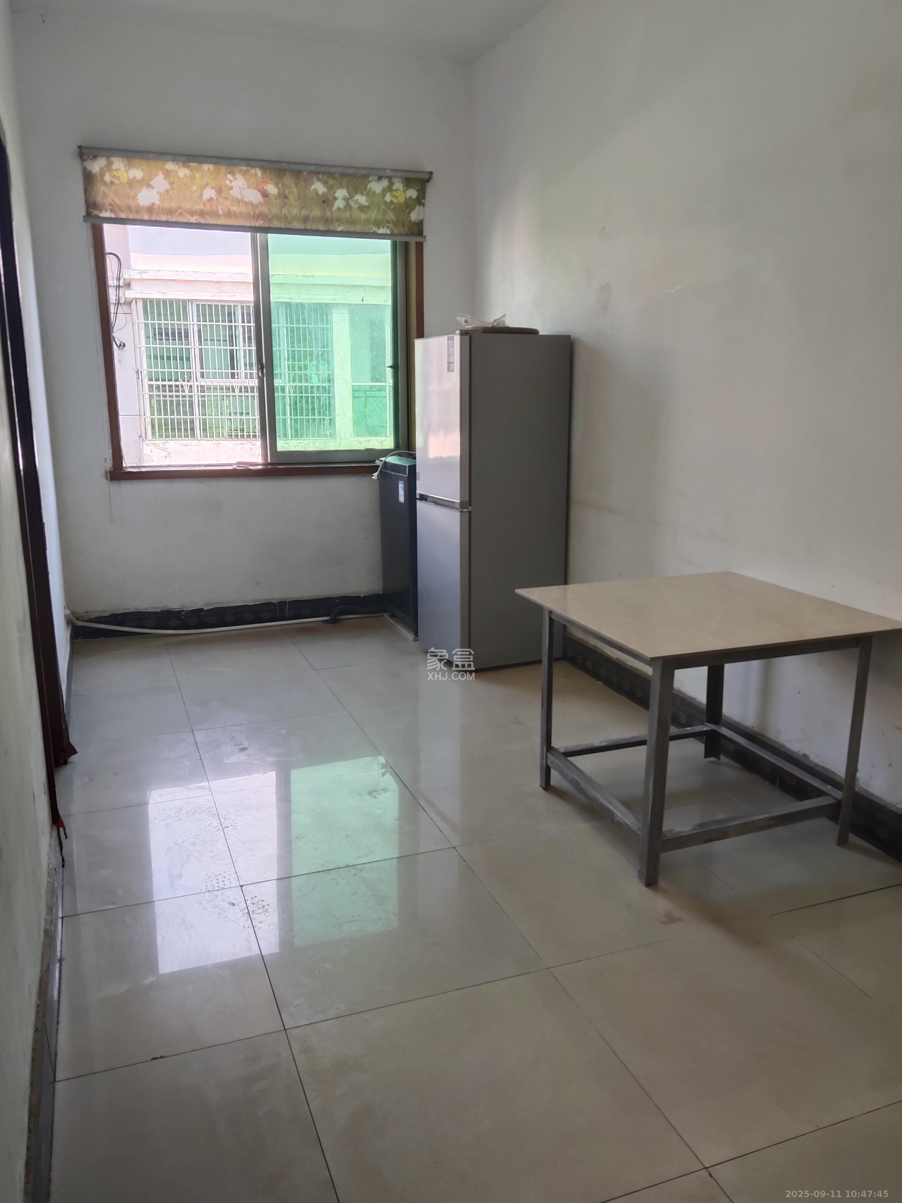 中南汽车世界  2室2厅1卫    1100.0元/月室内图