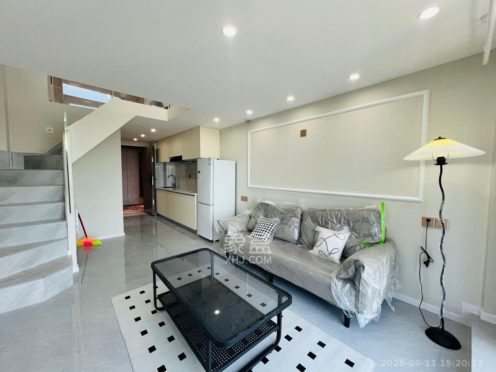 卓越中寰 2室1厅1卫 2400.0元/月 卓越中寰 2室1厅1卫 2400.0元/月室内图