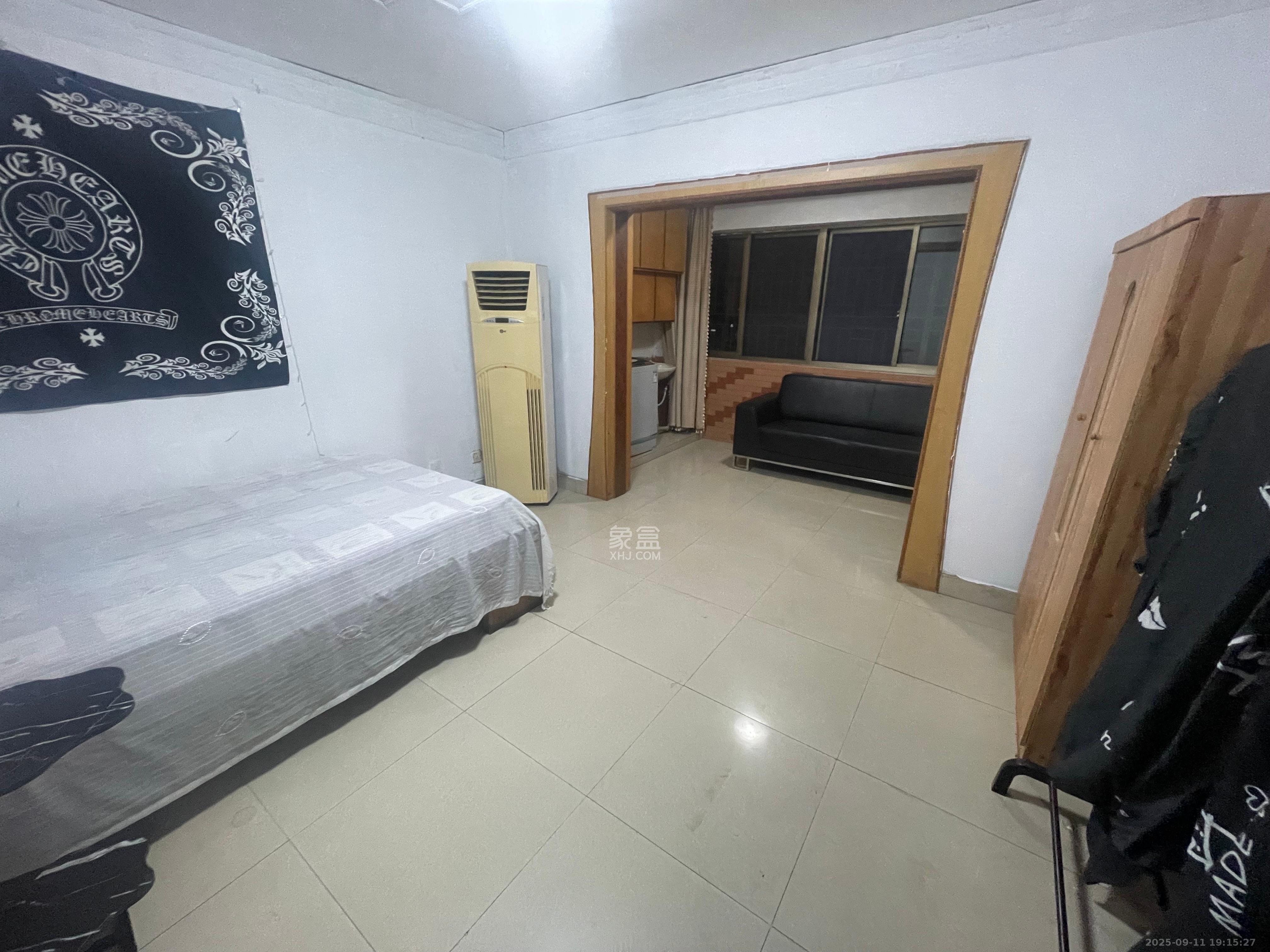 南园小区  4室1厅2卫    2000.0元/月室内图