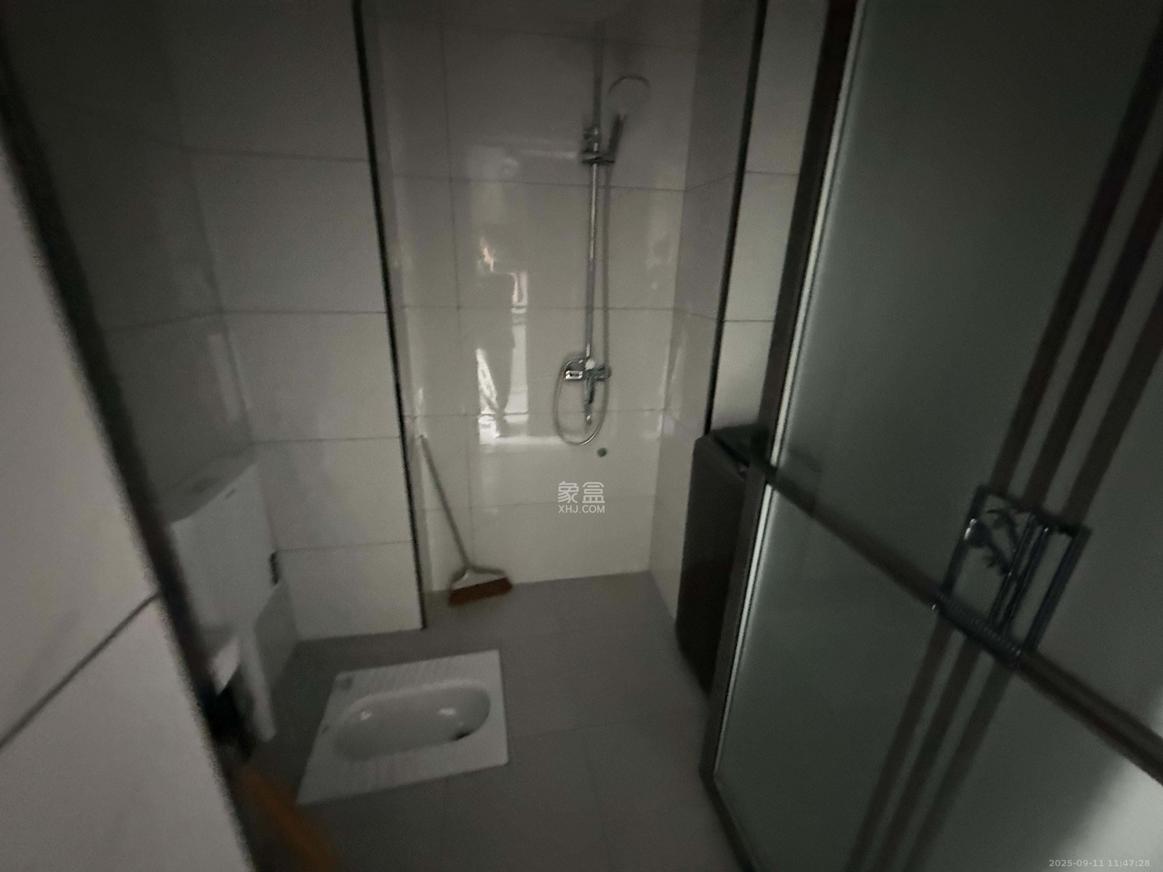 中南国际眼镜城(中伟商业中心)  1室1厅1卫    1300.0元/月 中南国际眼镜城(中伟商业中心)  1室1厅1卫    1300.0元/月室内图