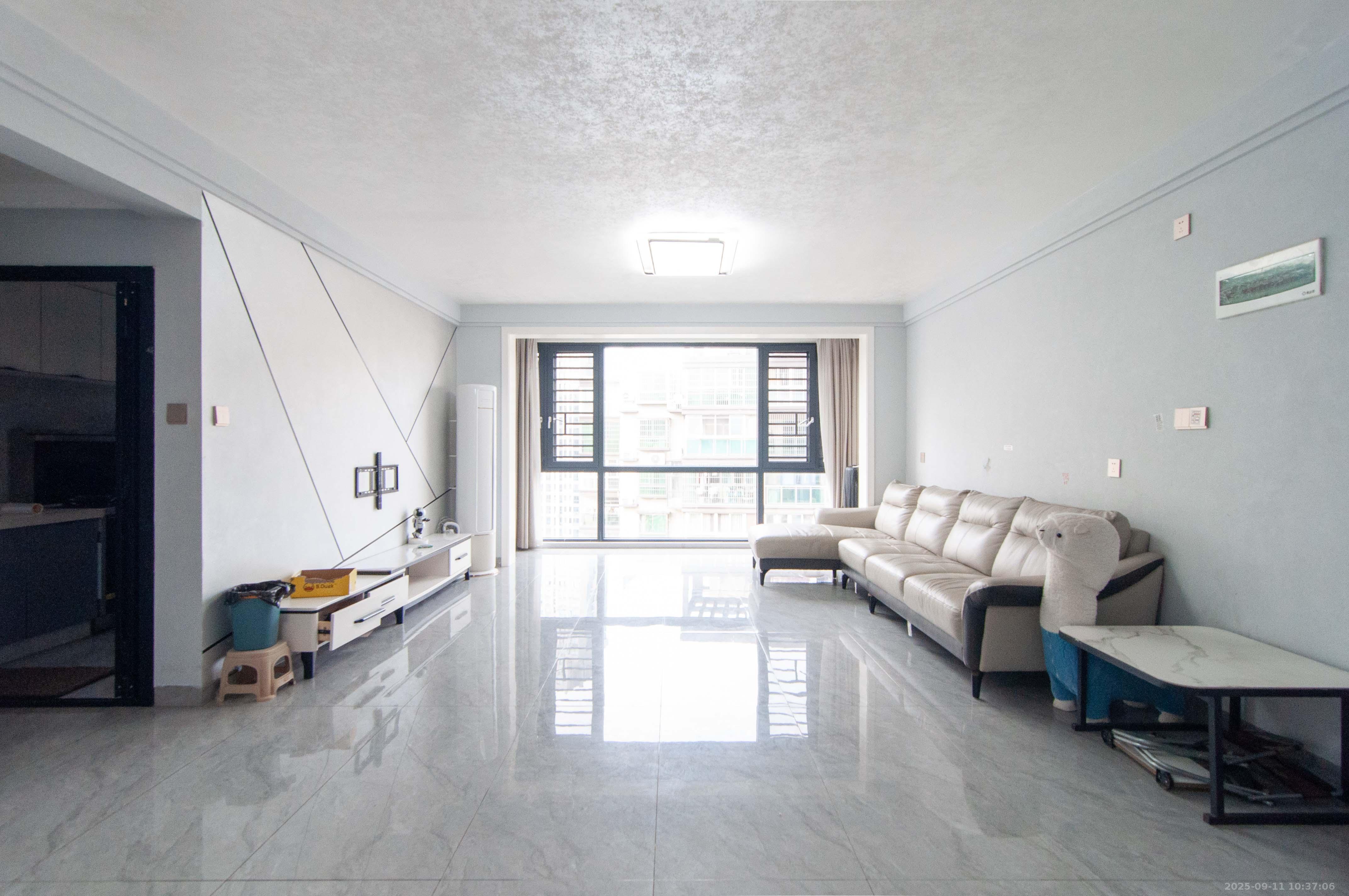 麓谷加州阳光  3室2厅2卫    100.0万 麓谷加州阳光  3室2厅2卫    100.0万客厅