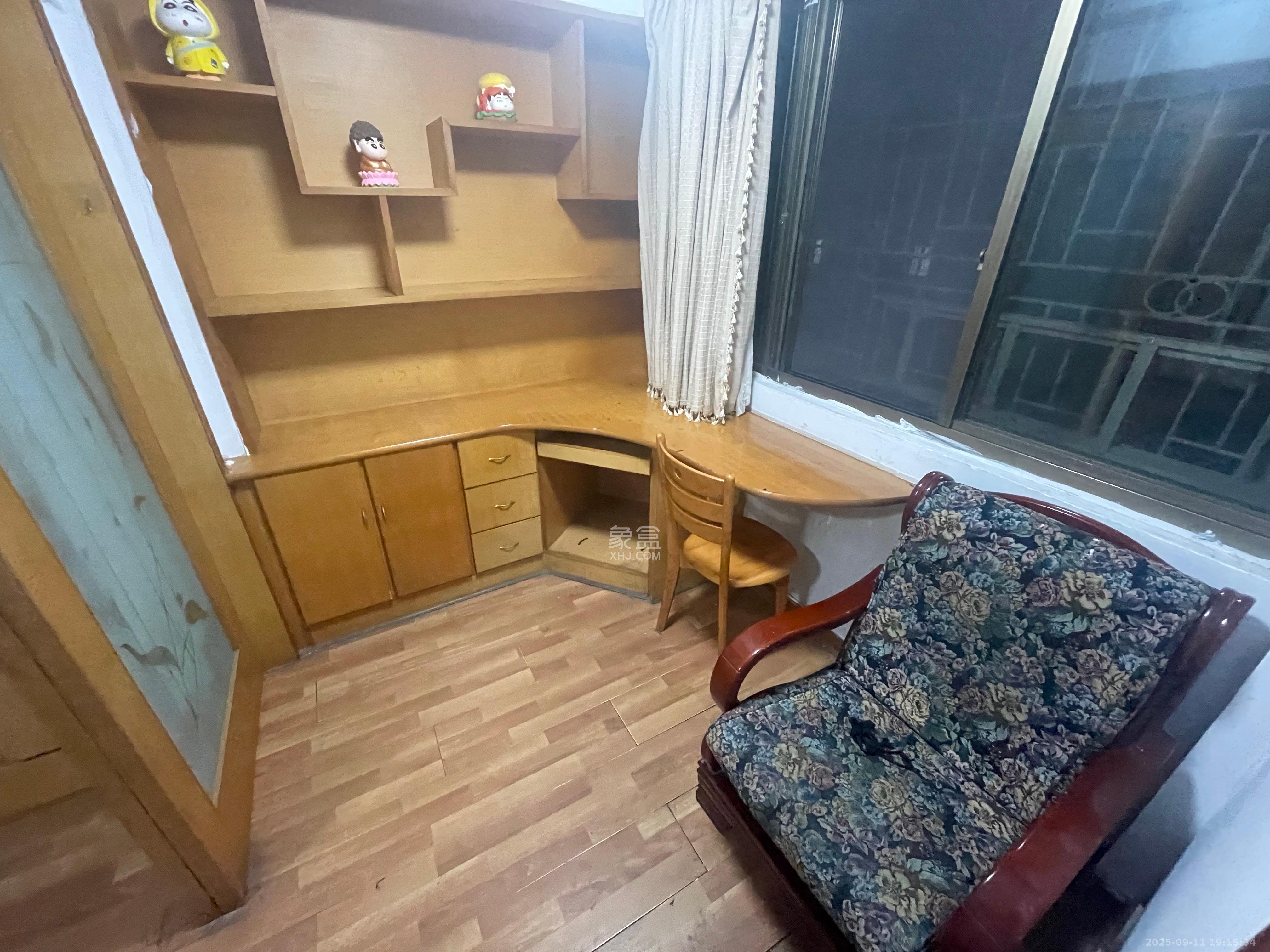 南园小区  4室1厅2卫    2000.0元/月室内图