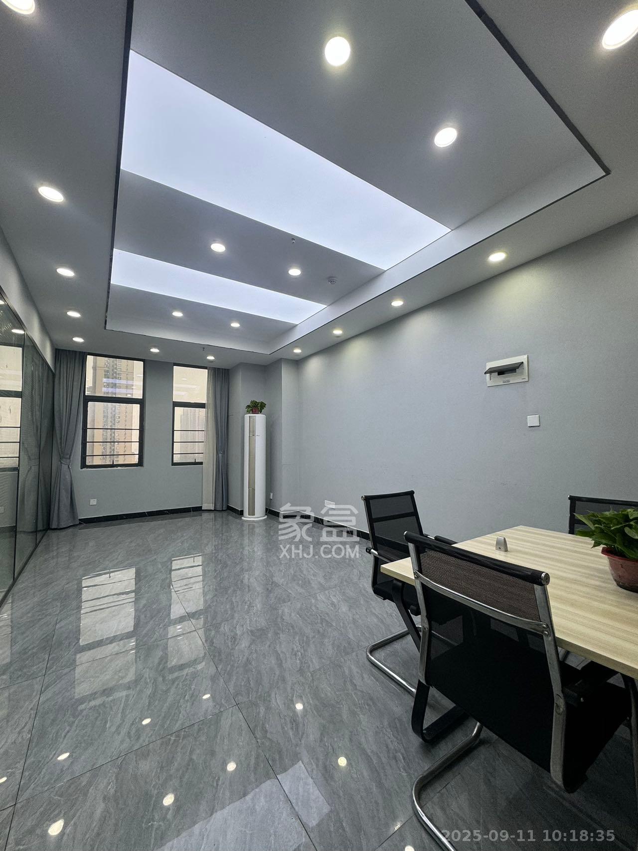 华润置地广场二期  2室1厅1卫    4500.0元/月 华润置地广场二期  2室1厅1卫    4500.0元/月室内图