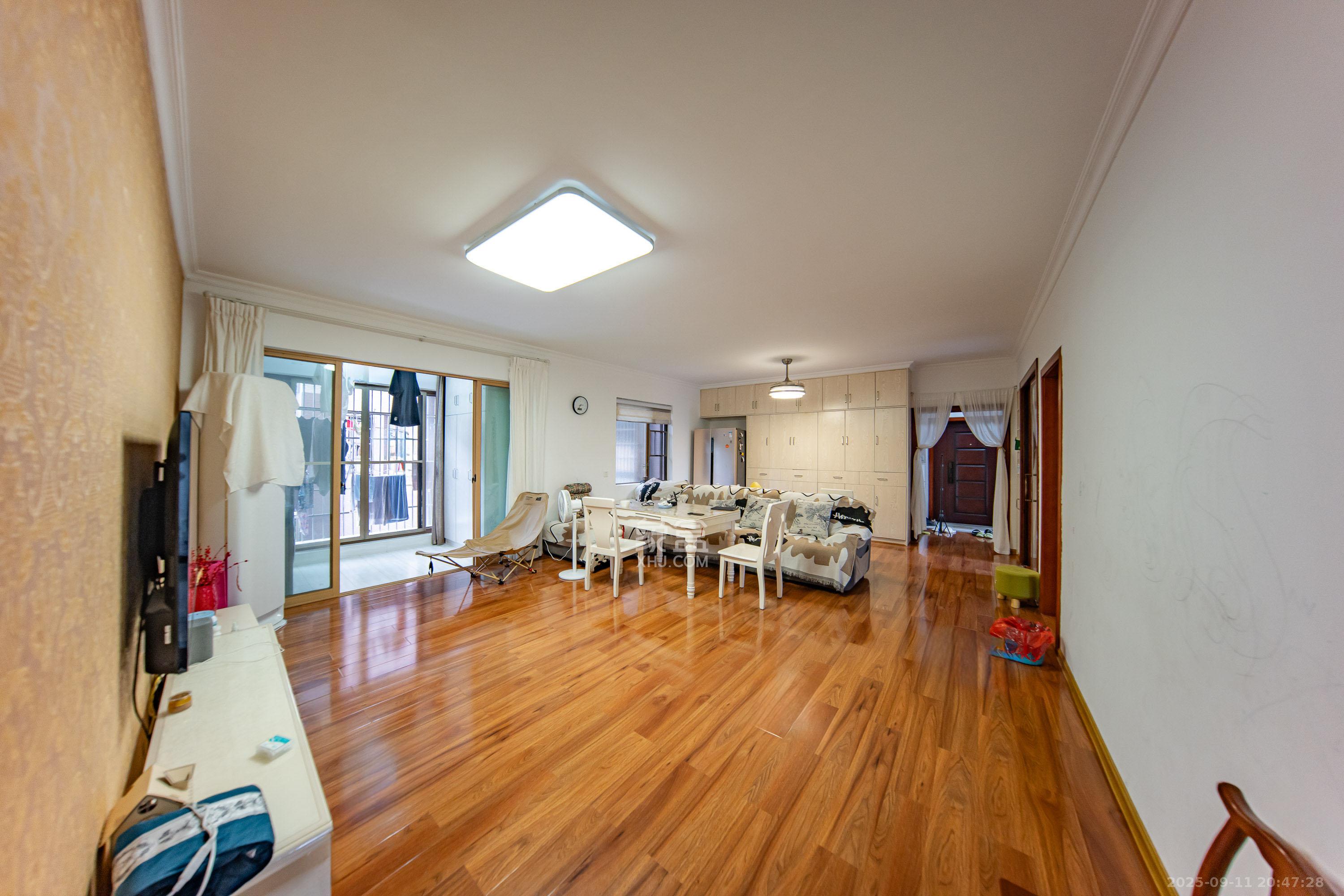 锑都家园  3室2厅2卫    67.0万客厅